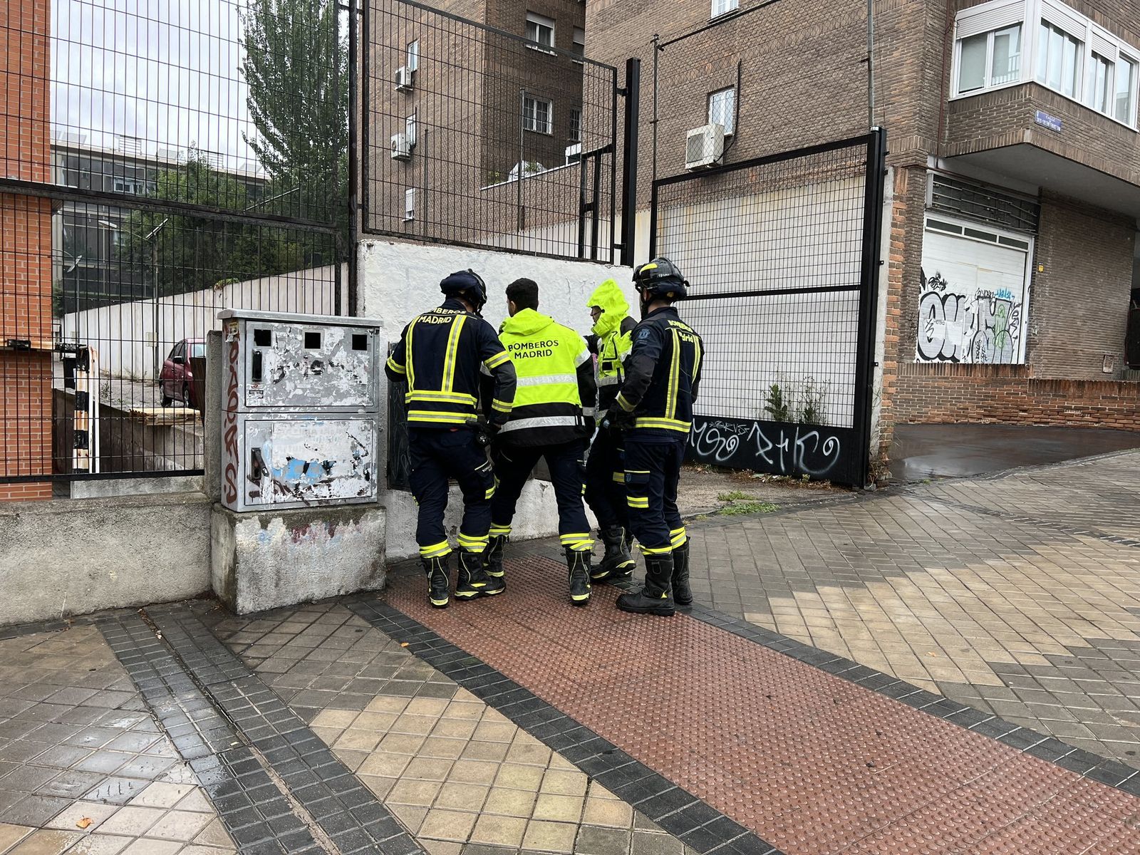 Bomberos en el cuadro origen de la electrocución