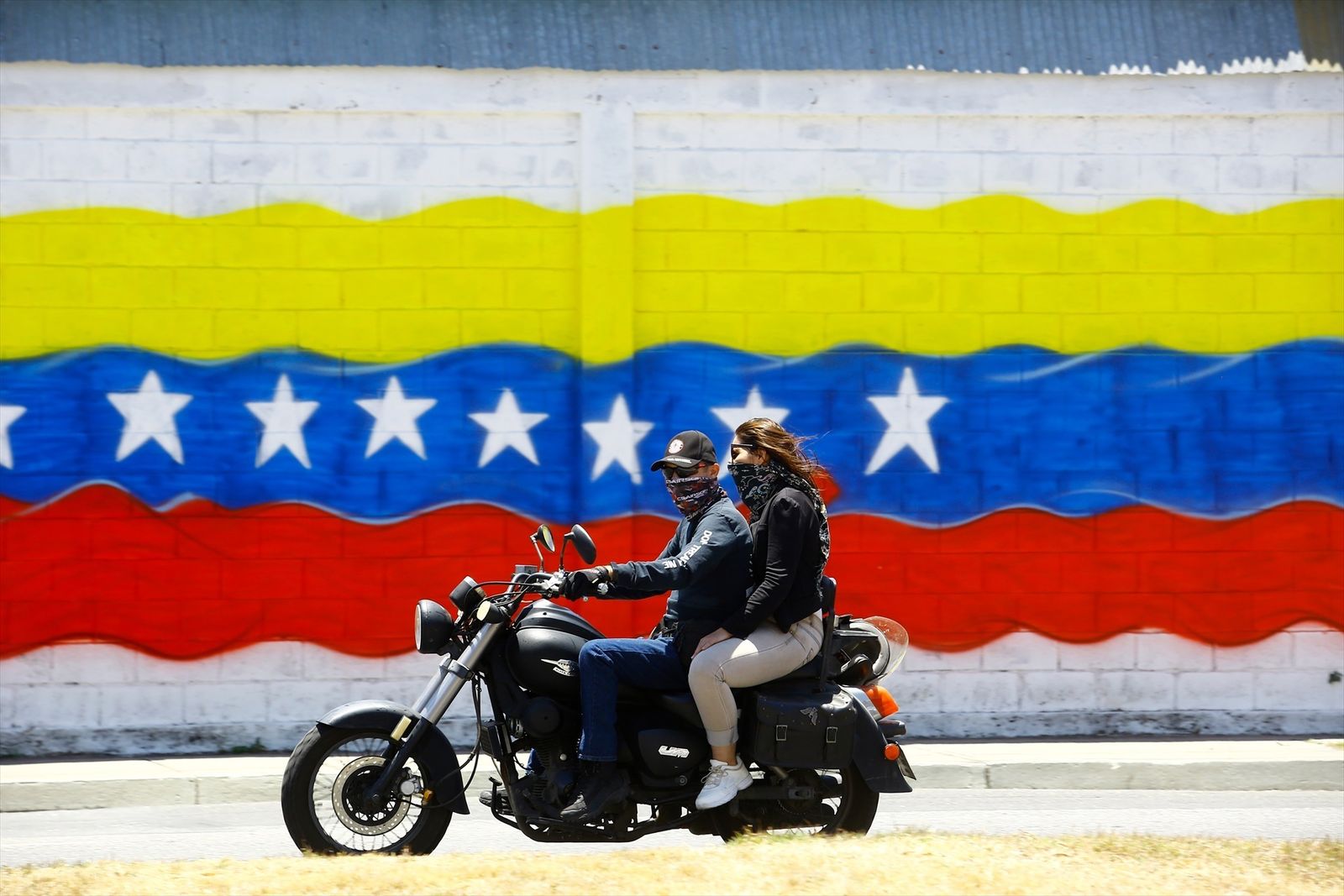 EuropaPress_2730504_21_mVenezolanos en Madrid arch_2020_venezuela_valencia_couple_of_motorized_people_walk_in_front