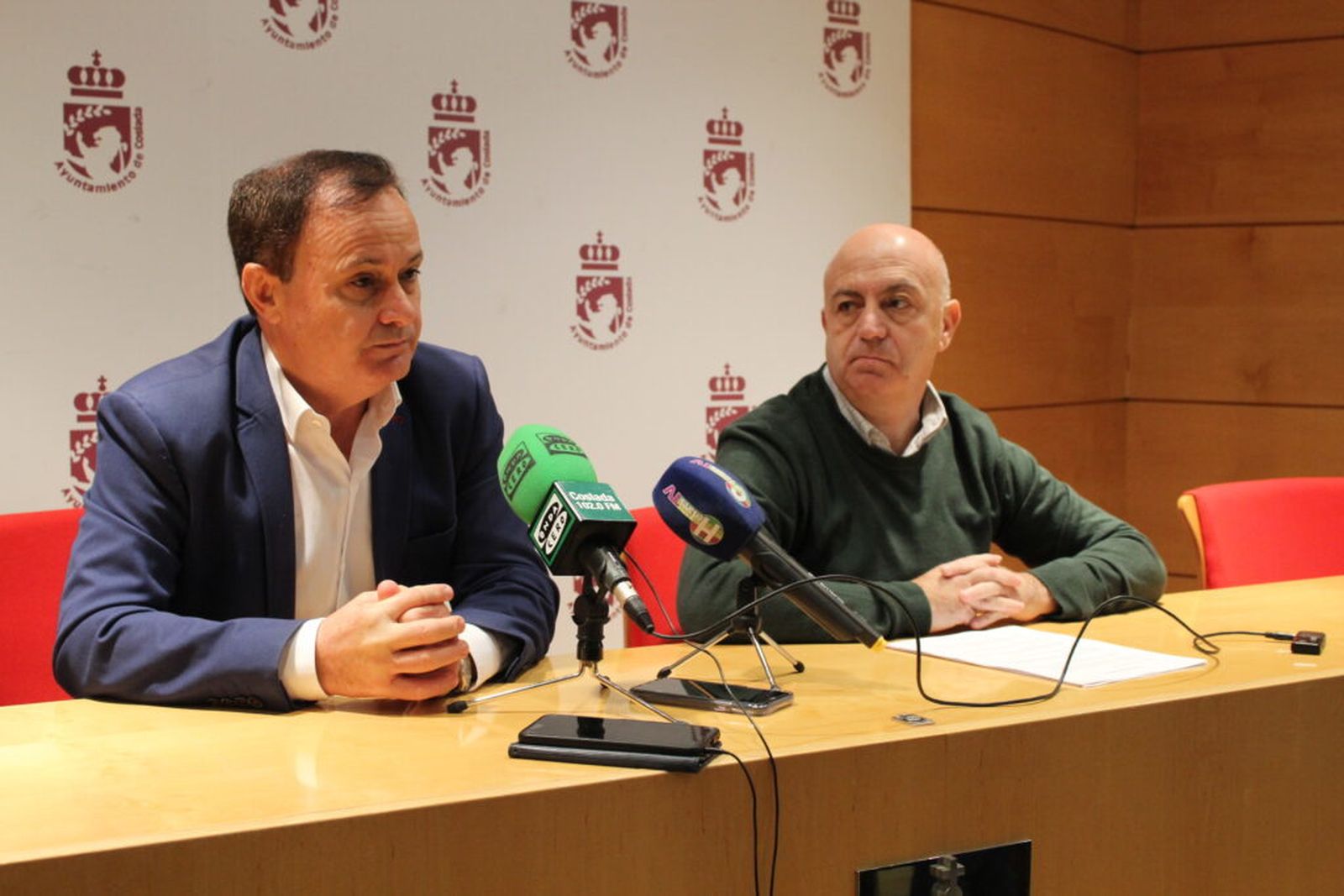El alcalde de Coslada, Ángel Viveros, y el concejal delegado de Política Territorial, José Sousa