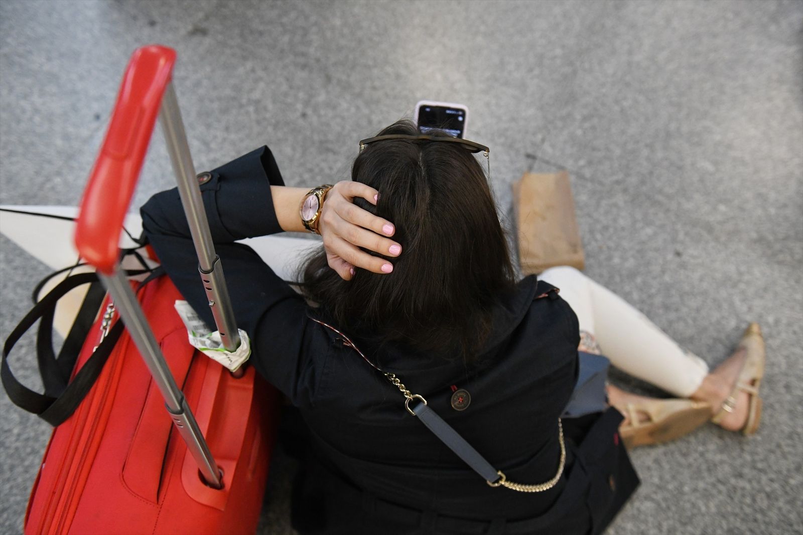 Una mujer sentada en el suelo en la estación de Atocha-Almudena Grandes