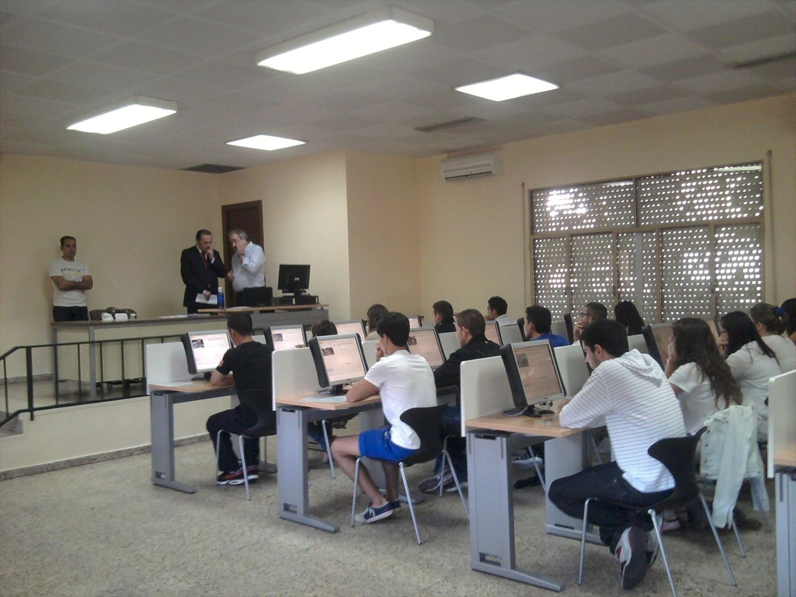 Una red ayudaba a extranjeros a aprobar el examen teórico de conducir