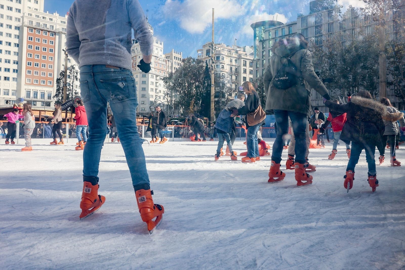 La Plaza de España da la bienvenida a la Navidad con una pista de hielo para todos los públicos