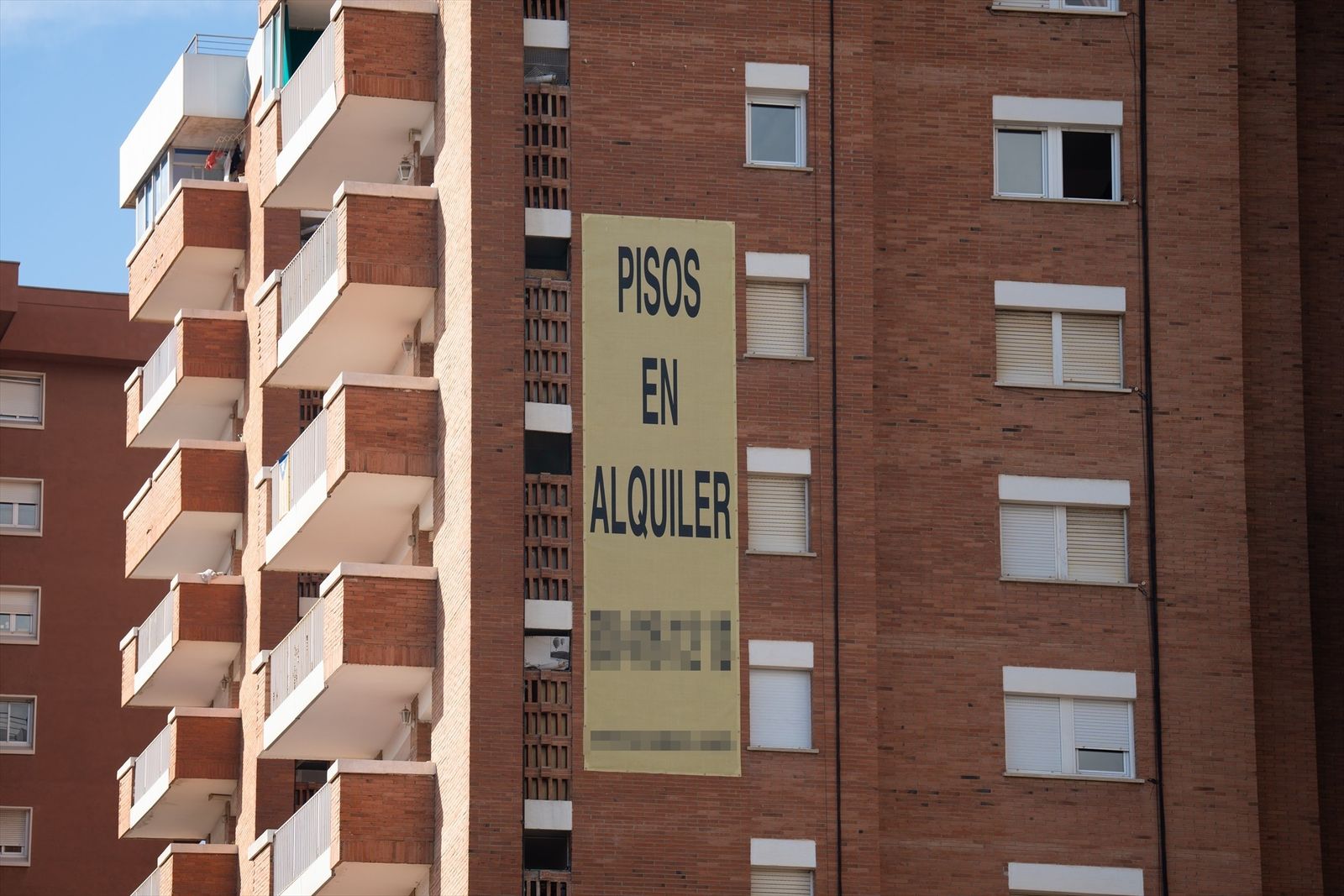 Pisos con el cartel de alquiler