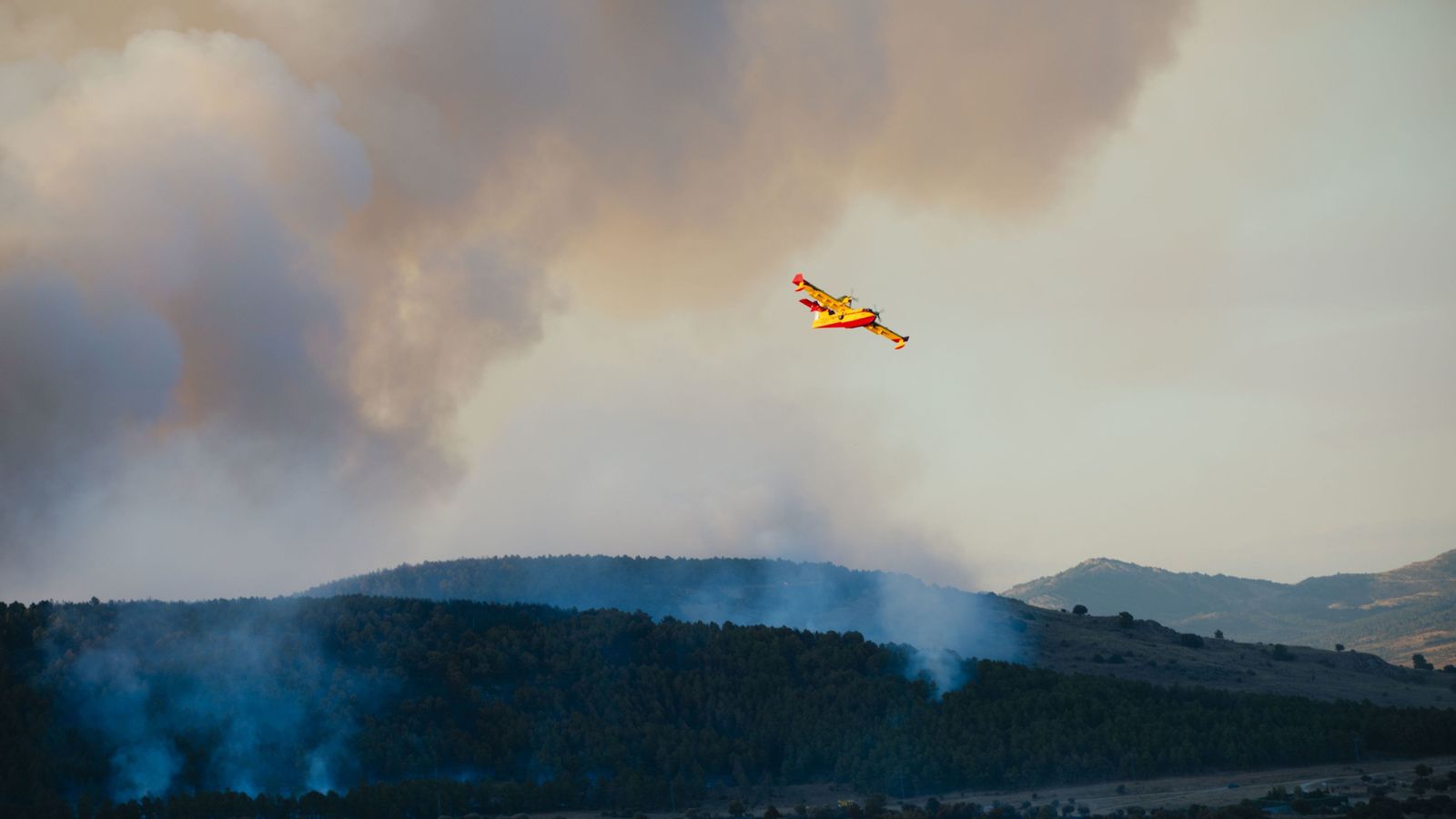 Incendio de Lozoyuela: el fuego está estabilizado pero preocupa el viento en Cinco Villas