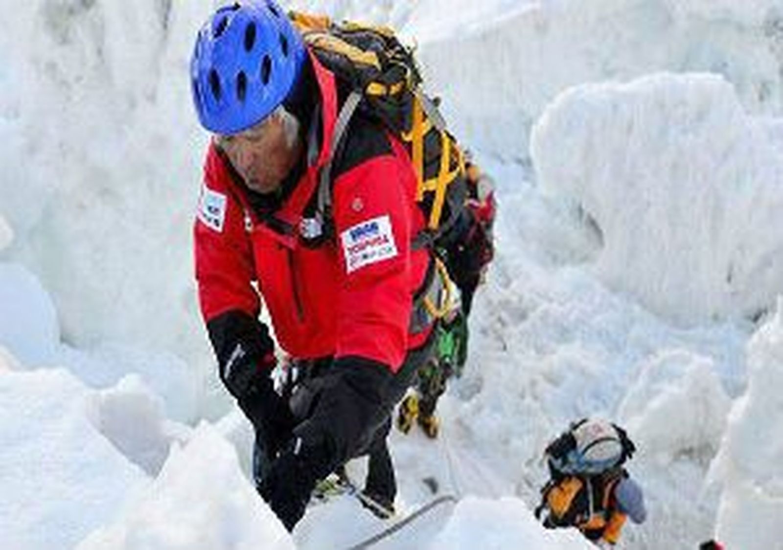 Con 80 años corona el Everest