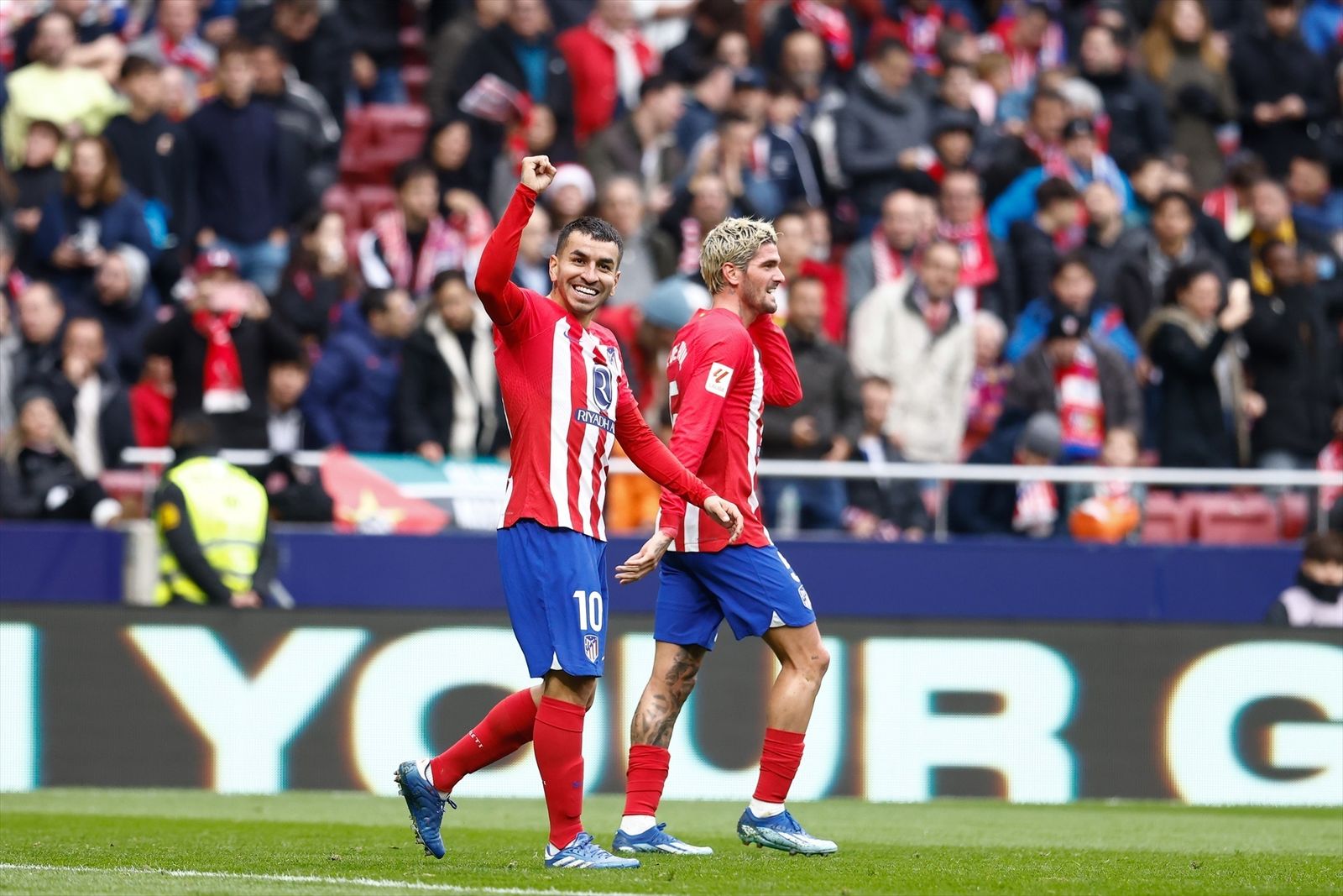 Ángel Correa celebra su gol al Almería