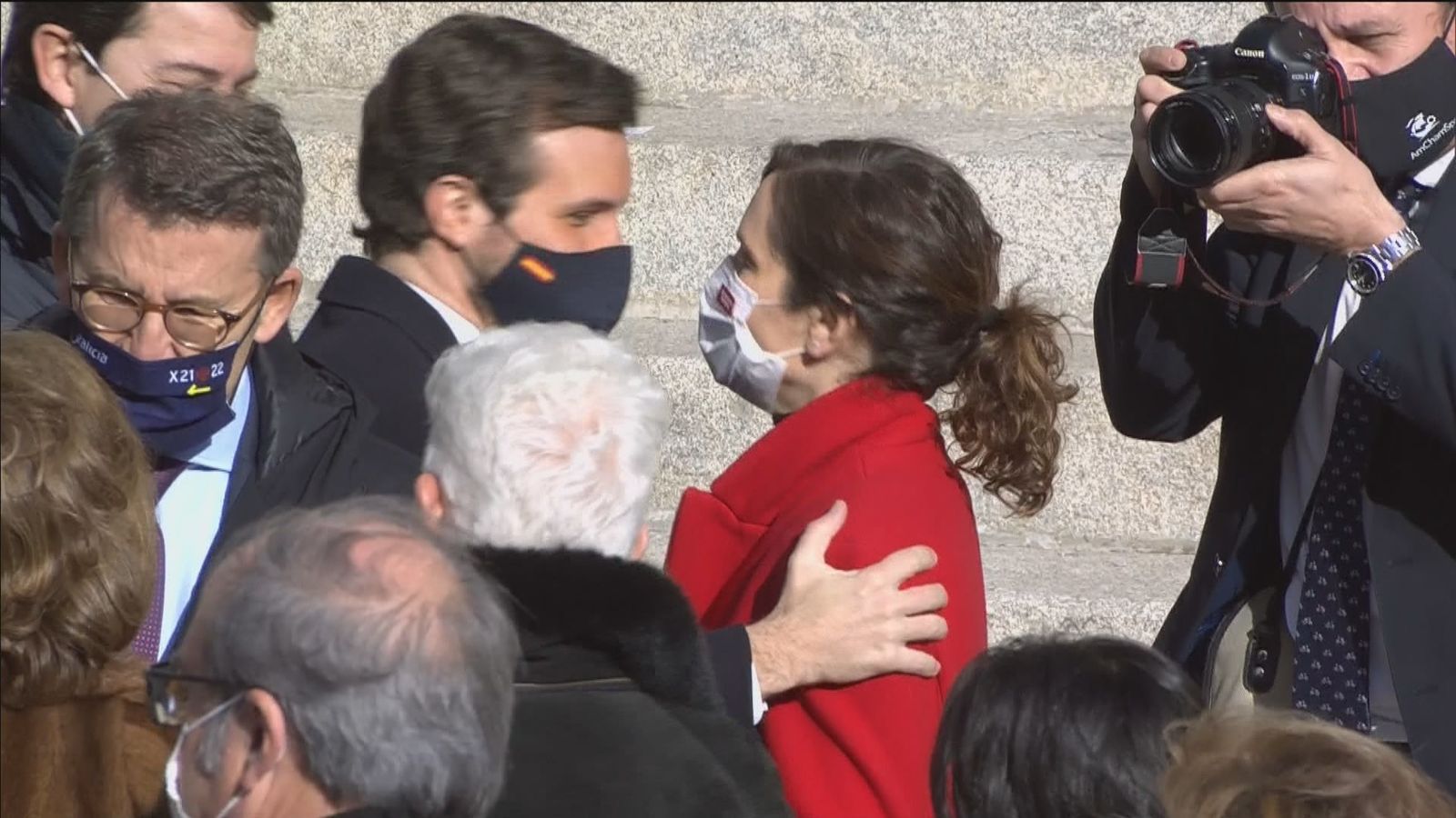 Saludo frente al Congreso de Pablo Casado e Isabel Díaz Ayuso