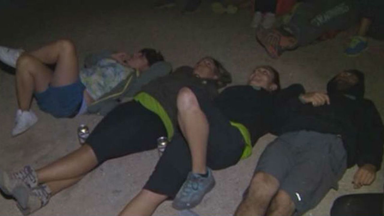 Grupo de personas mirando las estrellas fugaces