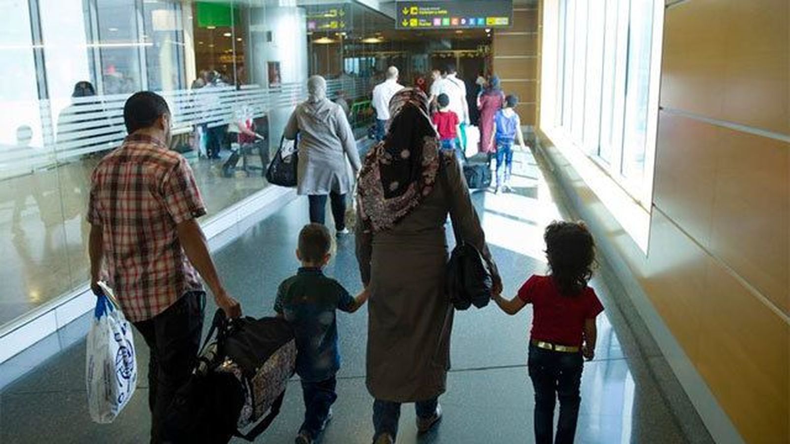 La secretaria de Inmigración recibe en Barajas al primer grupo de refugiados del Líbano