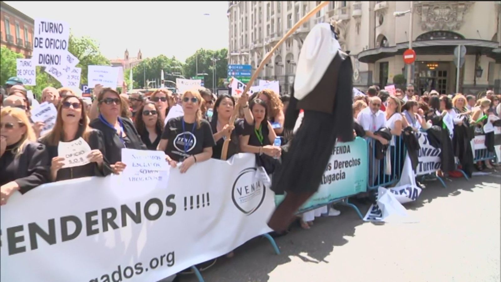 Abogados de oficio se concentran frente al Congreso para reclamar mejoras laborales