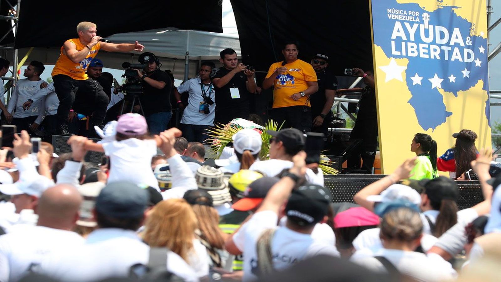 Comienza en Cúcuta el multitudinario concierto "Venezuela Aid Live"
