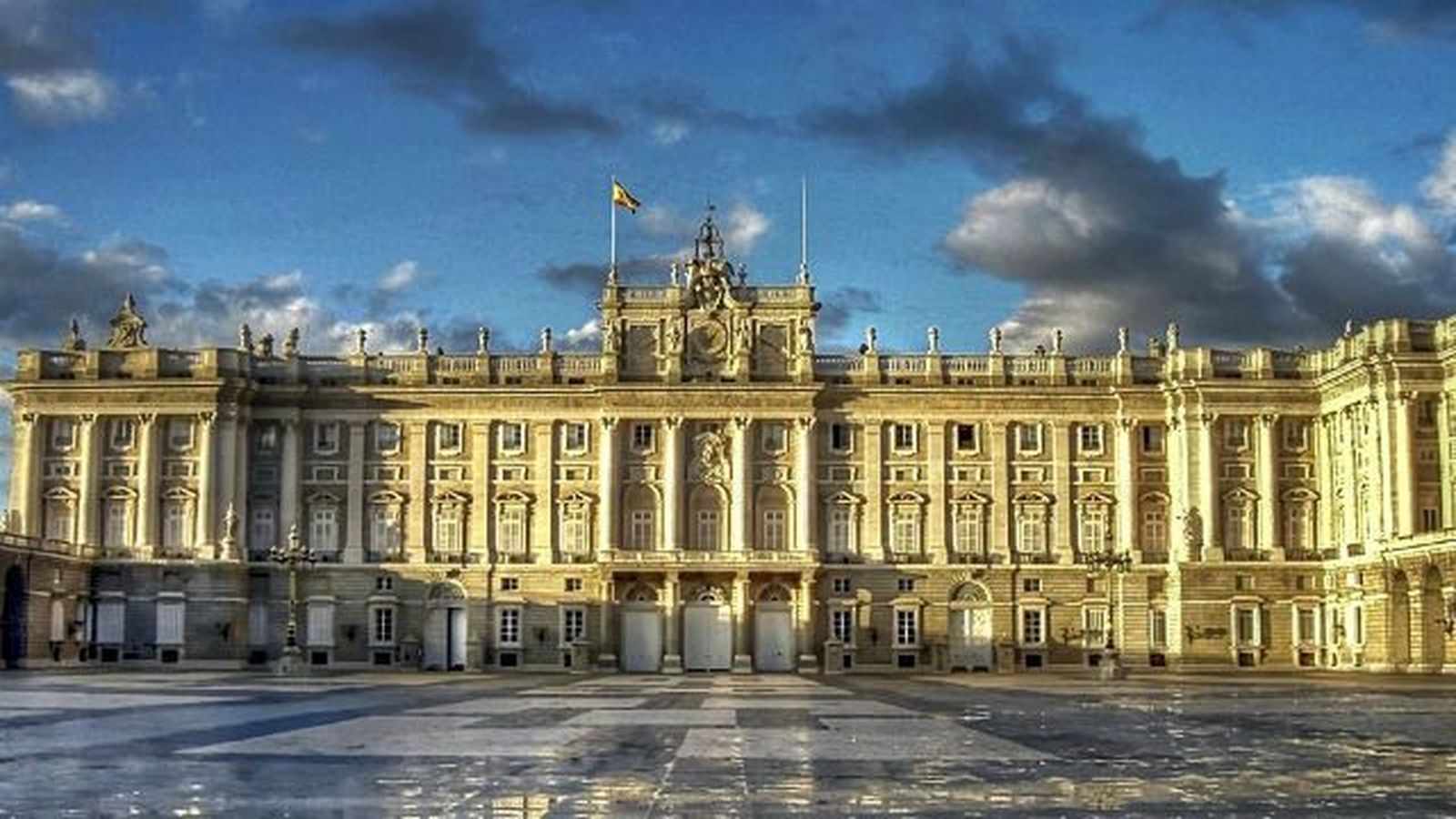Miles de madrileños y visitantes disfrutan del puente en Madrid