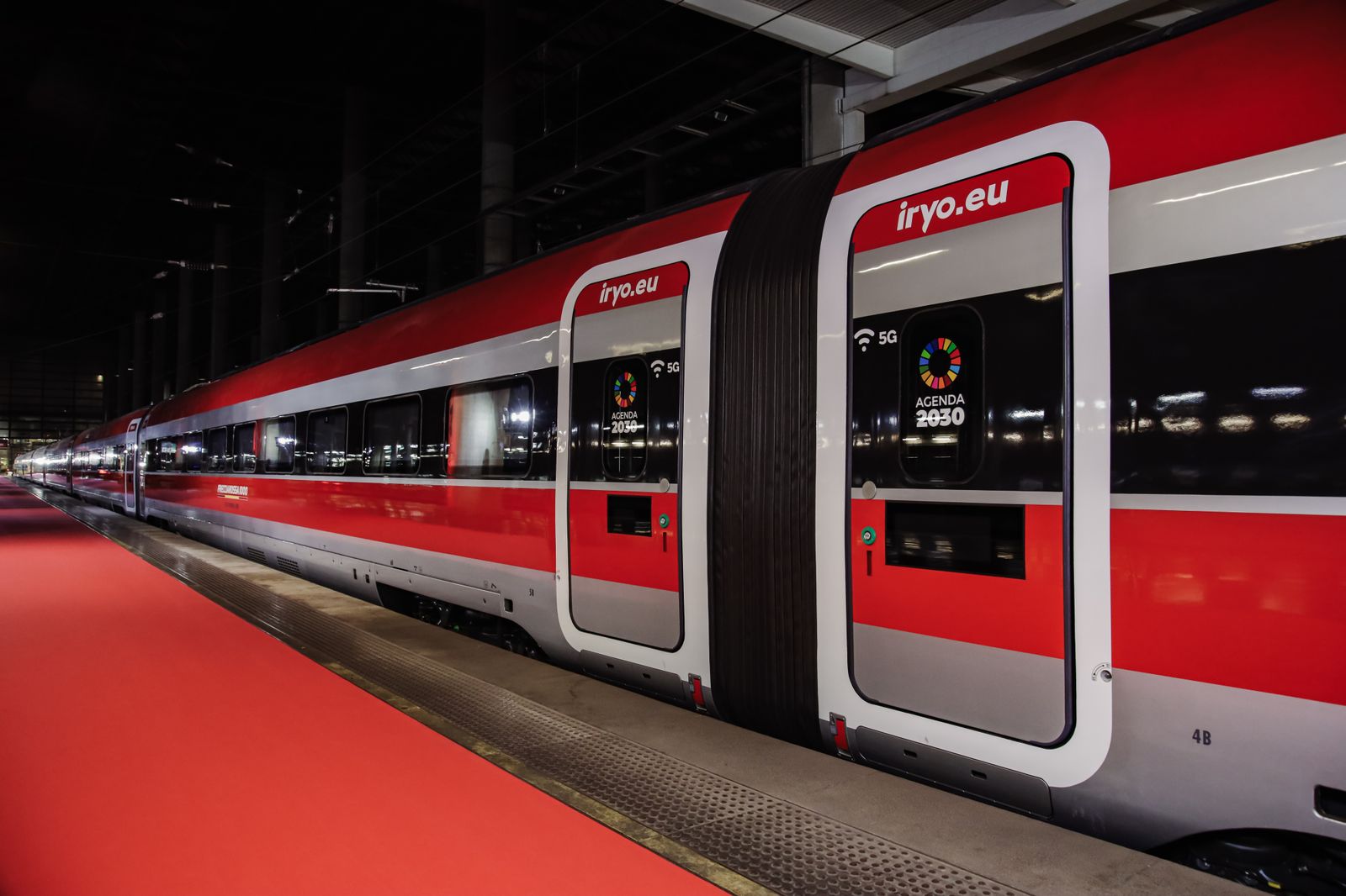 El primer tren de la flota de la marca comercial Iryo en la estación de Atocha