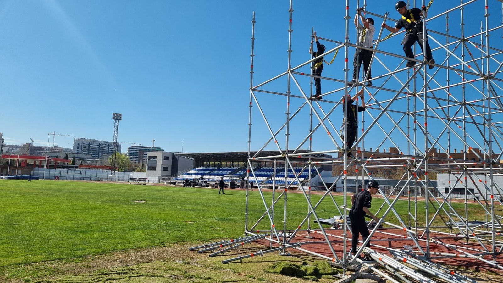 Preparativos para la ceremonia inaugural de la Olimpiada Escolar de Arganda