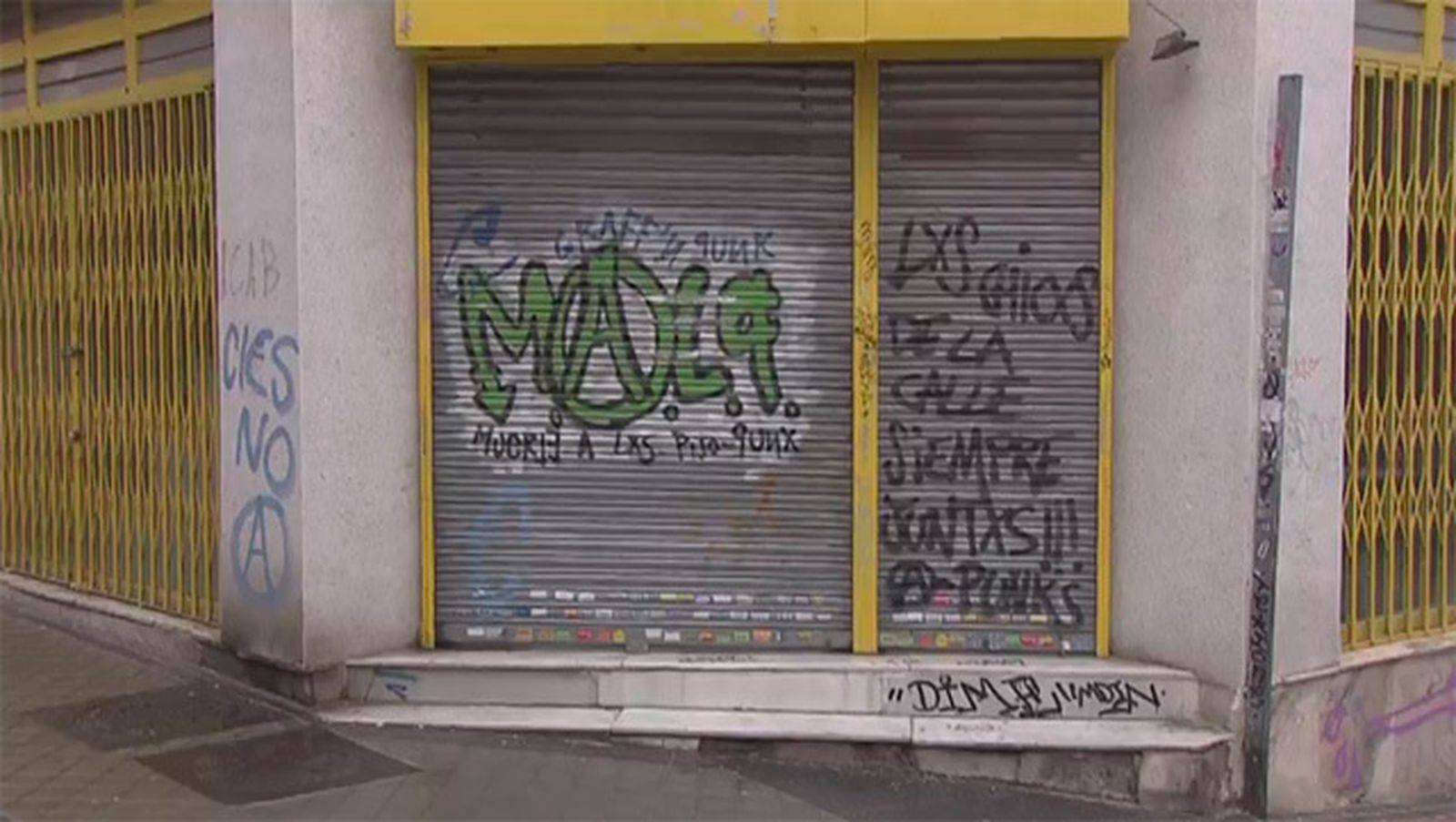 Los vecinos denuncian que las fachadas de Tetuán se han llenado de grafitti