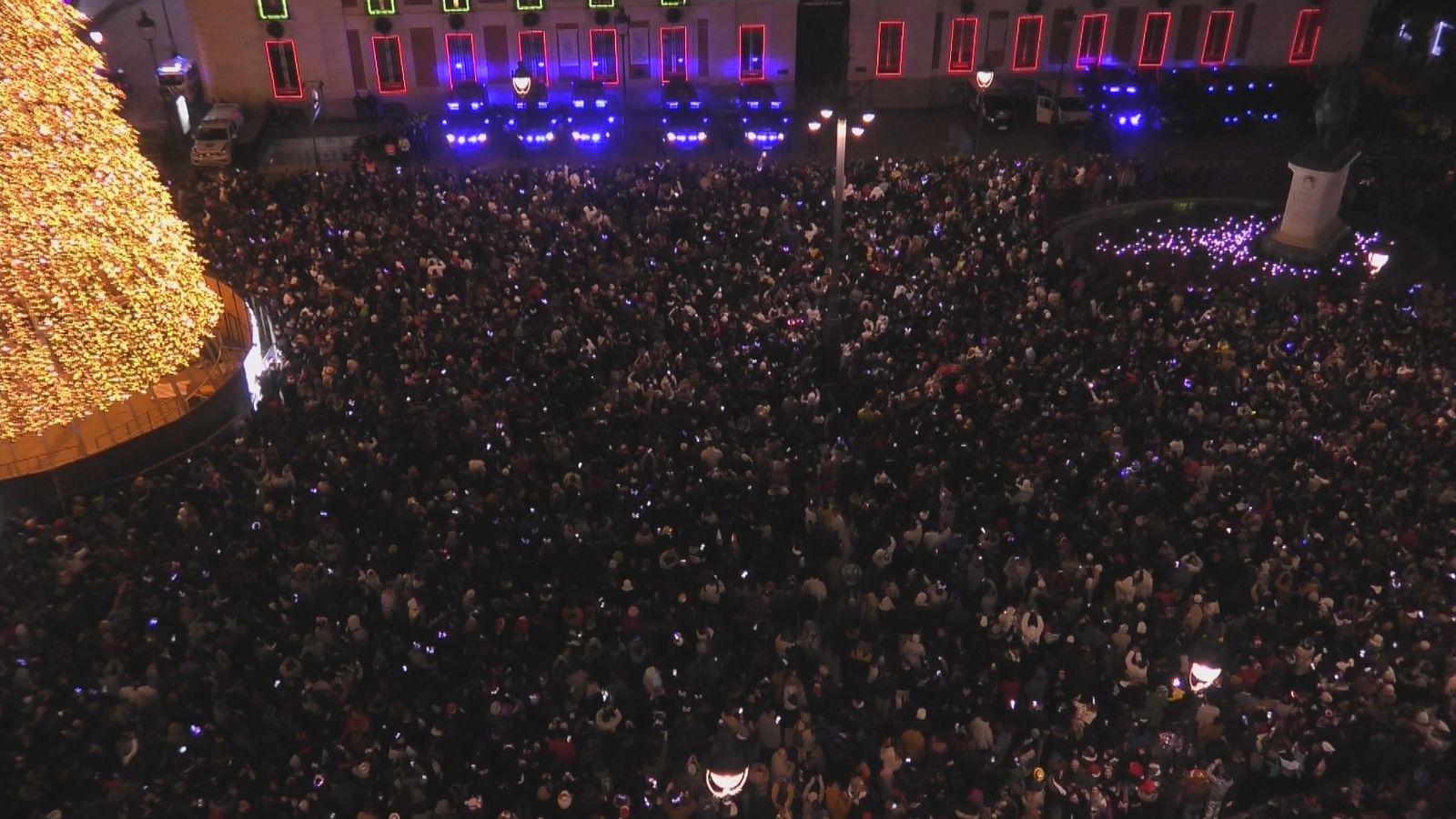 Imagen de la Puerta del Sol en plenas campanadas para dar la bienvenida al 2024