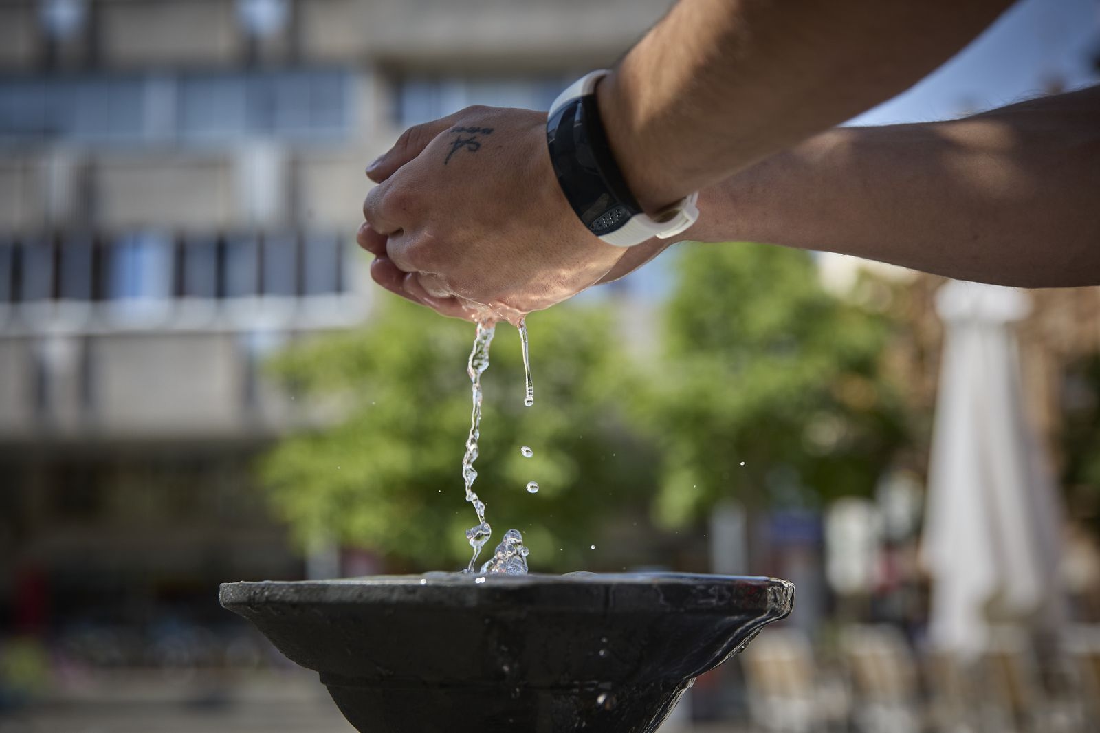 Persona coge agua de una fuente