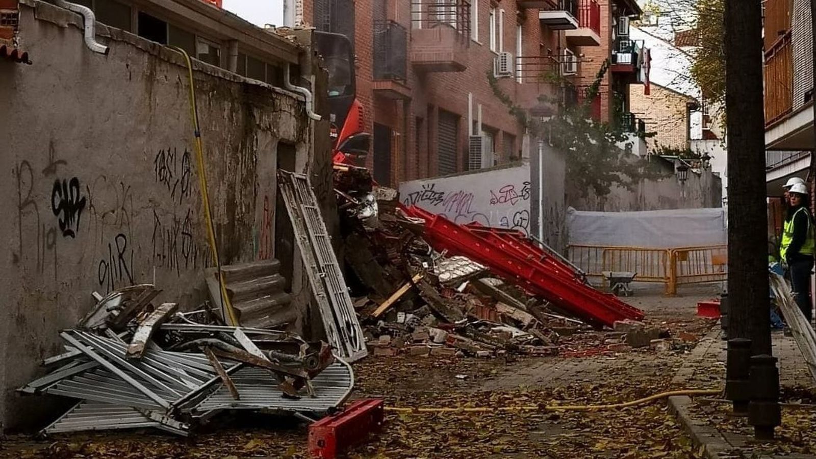 Derribo en San Fernando de Henares de uno de los edificios afectados por la línea 7B de Metro