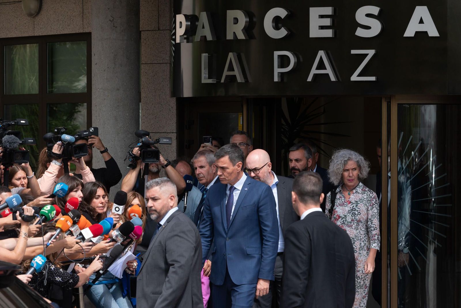 Pedro Sánchez acude a la capilla ardiente de María Teresa Campos en Madrid