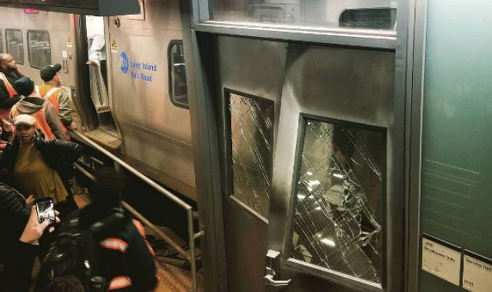 Al menos 76 heridos leves al accidentarse un tren suburbano en Nueva York