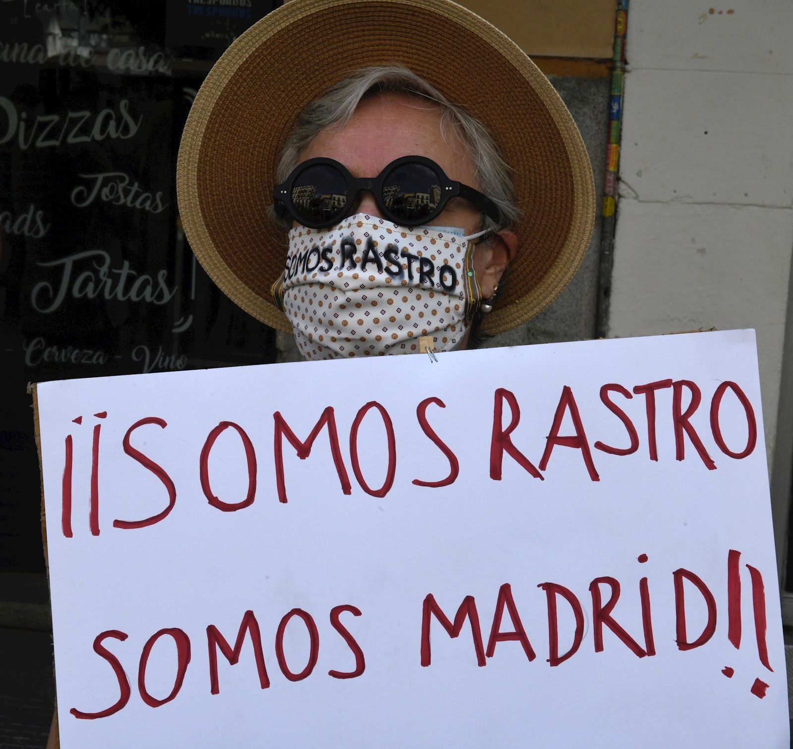 Una de las comerciantes que piden la reapertura del Rastro