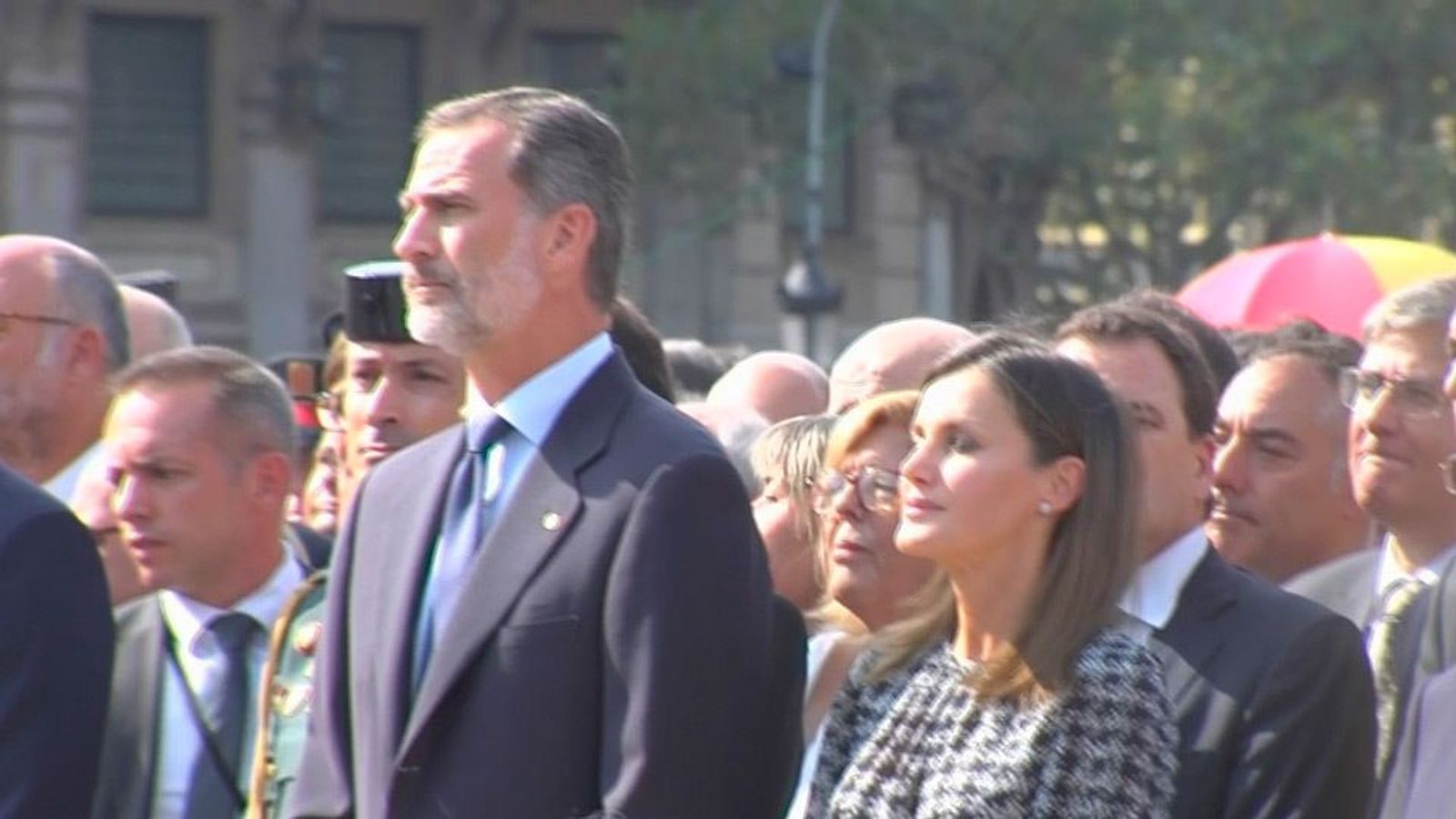 'Vivas' al Rey al llegar al homenaje a las víctimas del atentado en Barcelona