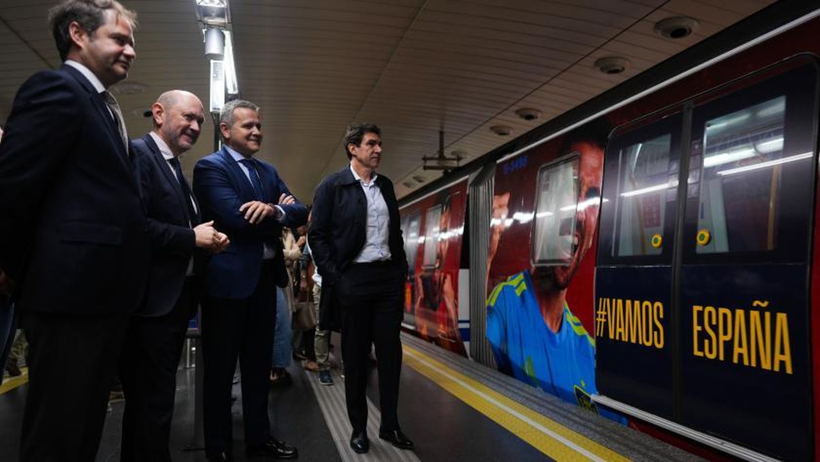 El consejero Rodrigo inaugura el convoy que circulará por la línea 4 durante la competición.