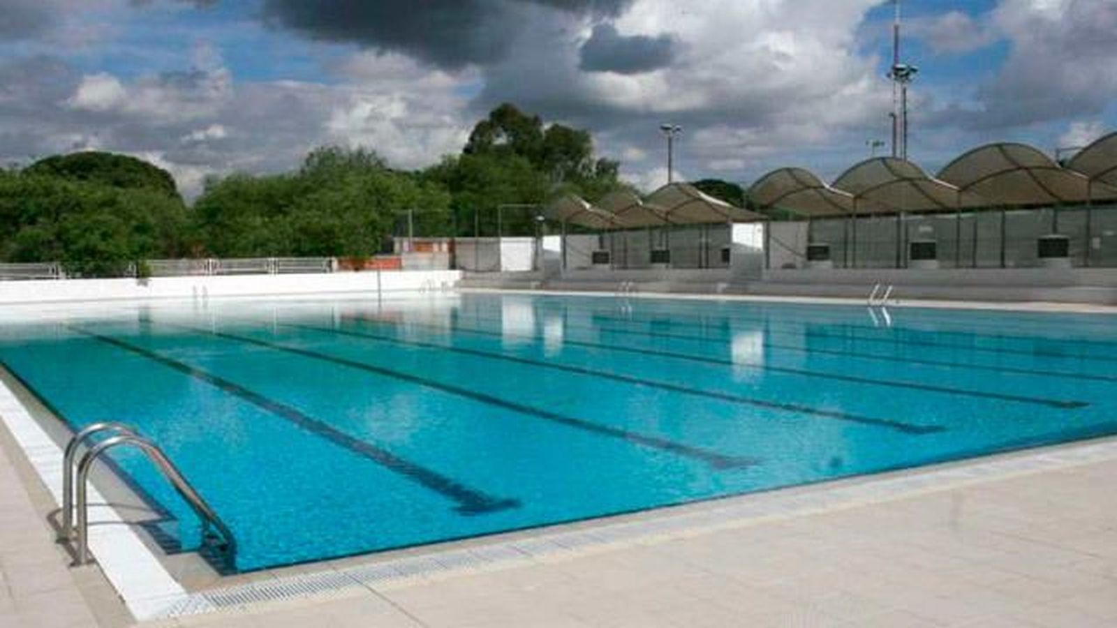 Carmena plantea a los distritos celebrar el día sin bañador en las piscinas