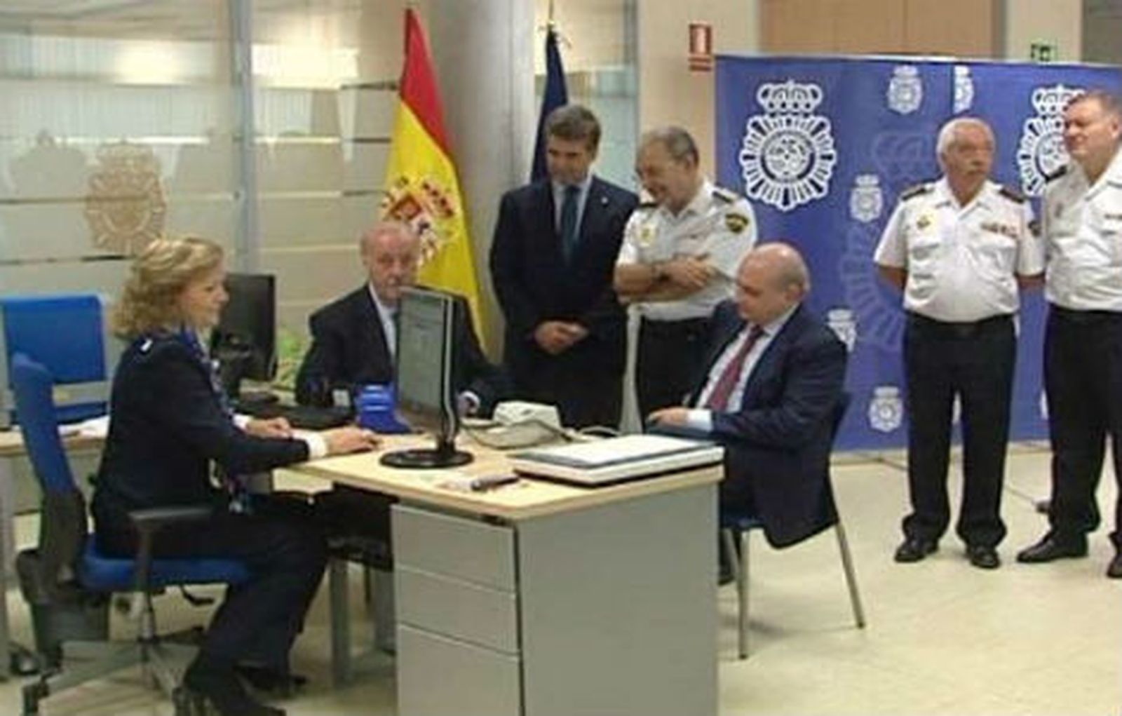 La Policía entrega a Vicente del Bosque el DNI electrónico número 30 millones