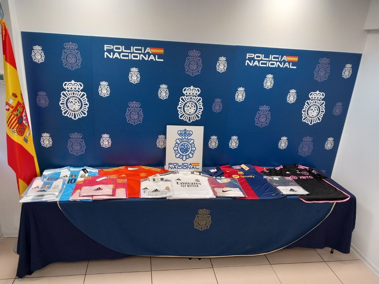 Camisetas de fútbol falsas intervenidas en Parla y Madrid