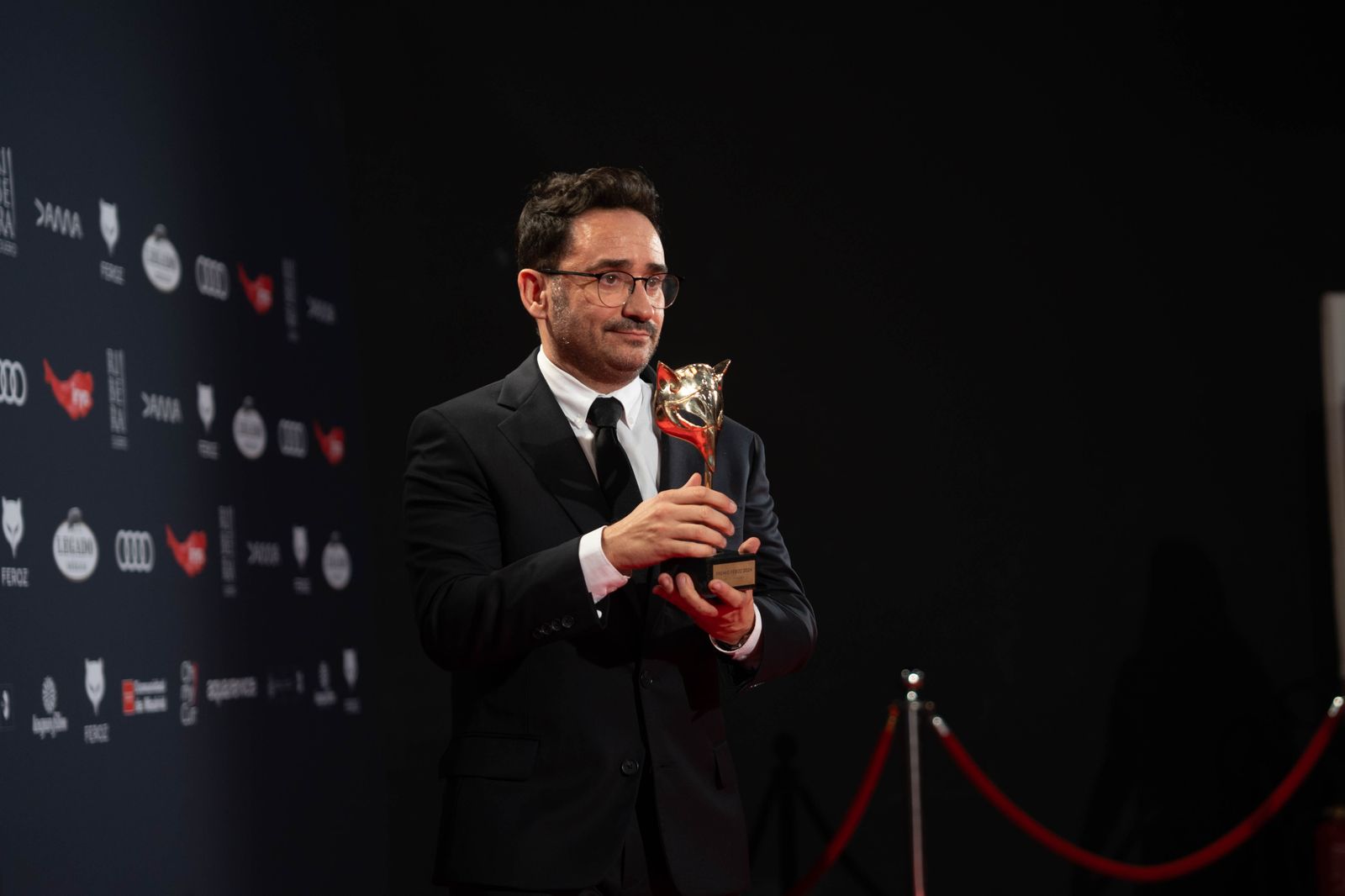 El director Juan Antonio Bayona posa tras recibir el Premio Feroz