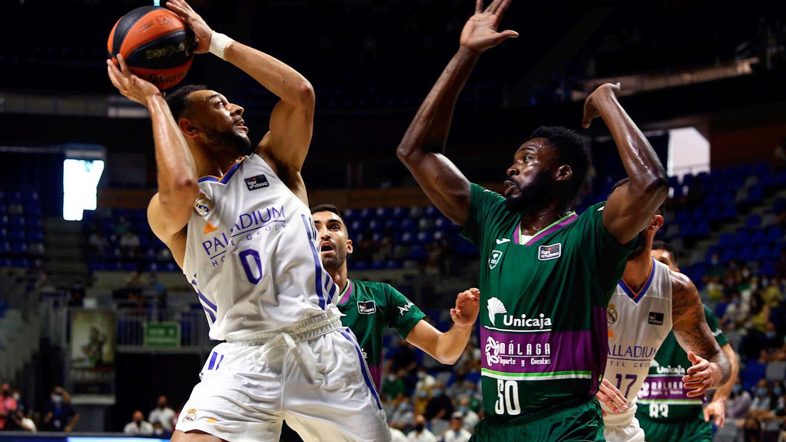 El nuevo base madridista Williams-Goss intenta una entrada a canasta ante la oposición del pivot de Unicaja de Málaga