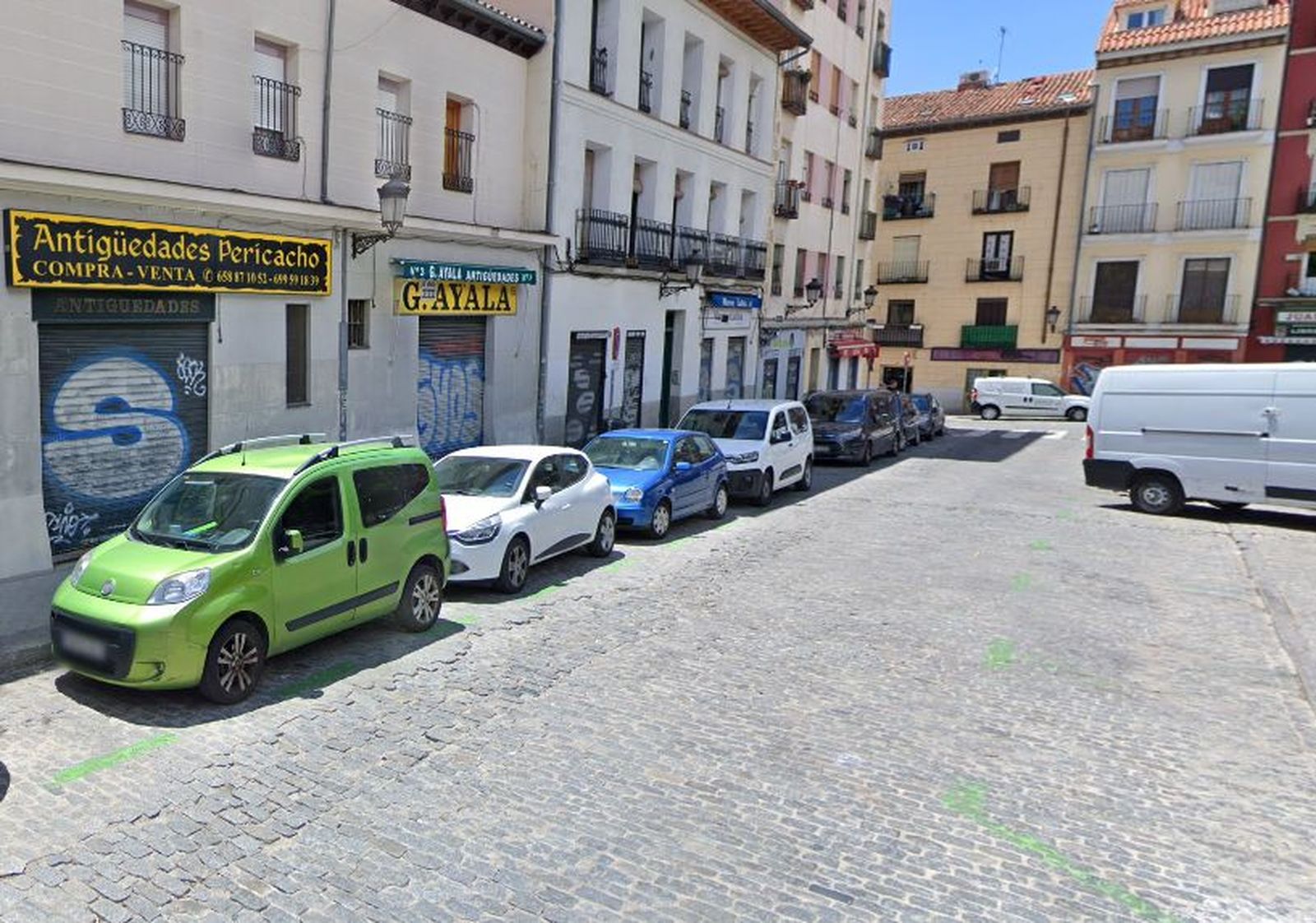 Plaza del General Vara de Rey con sus tiendas de antigüedades