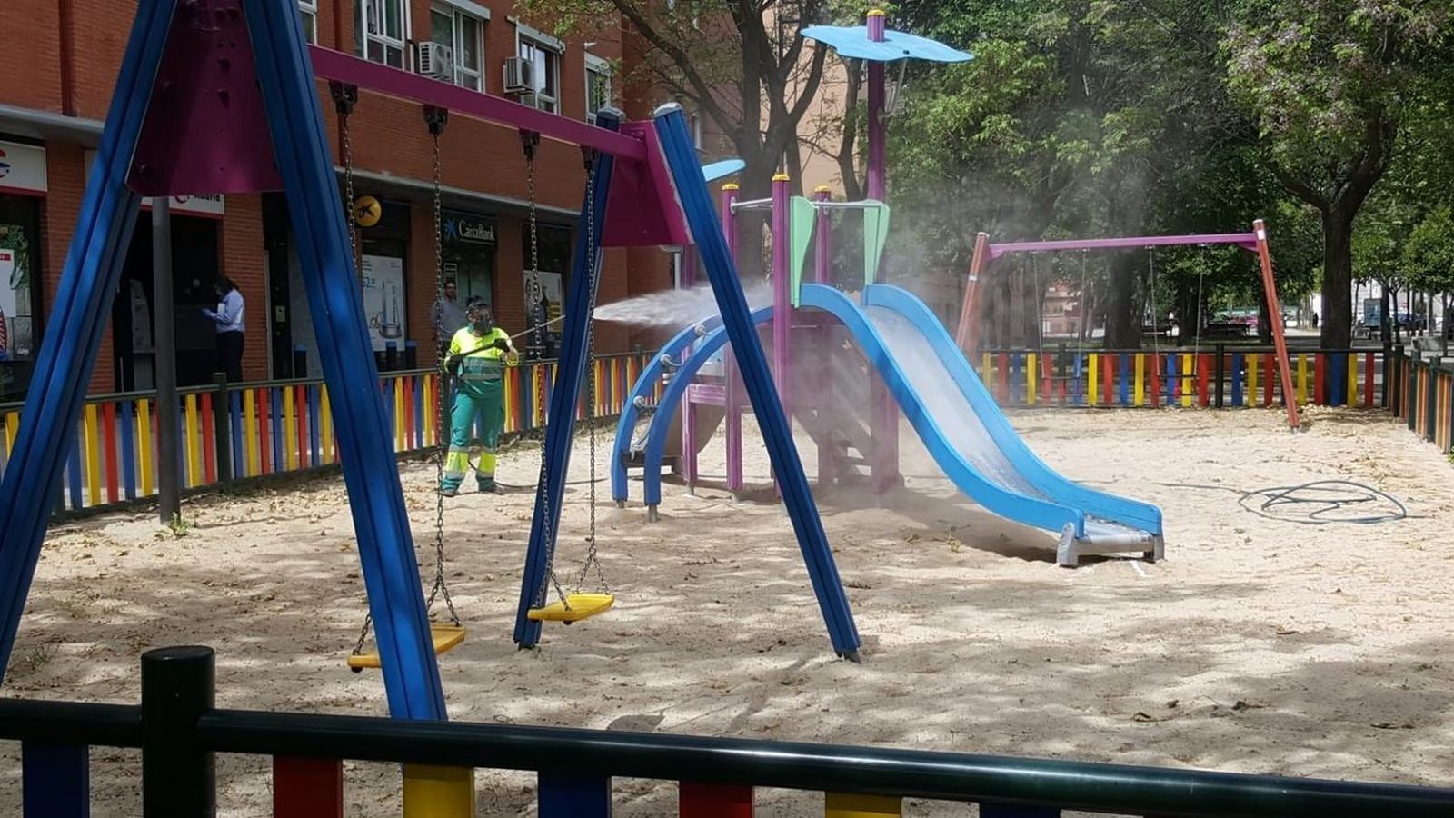 Desinfección de un parque infantil de Getafe