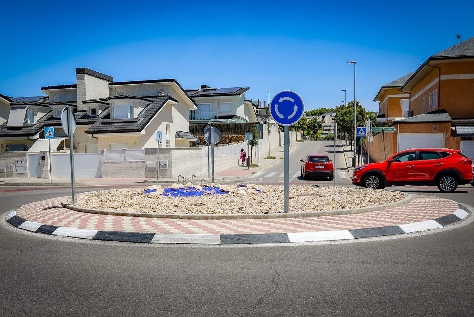 Una de las dos rotondas de la avenida Pilar Miró