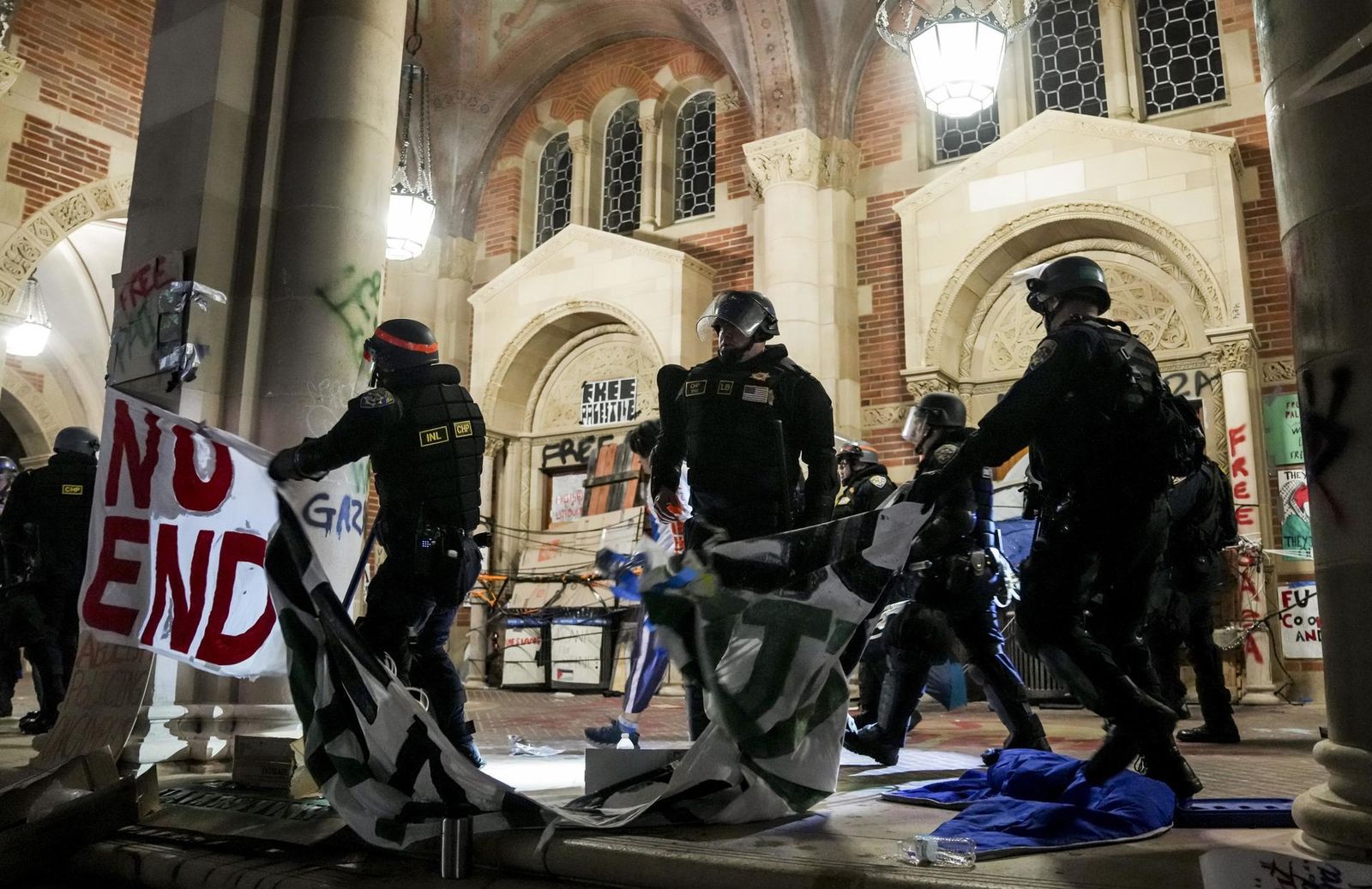 1.300 detenidos en protestas estudiantiles en Estados Unidos