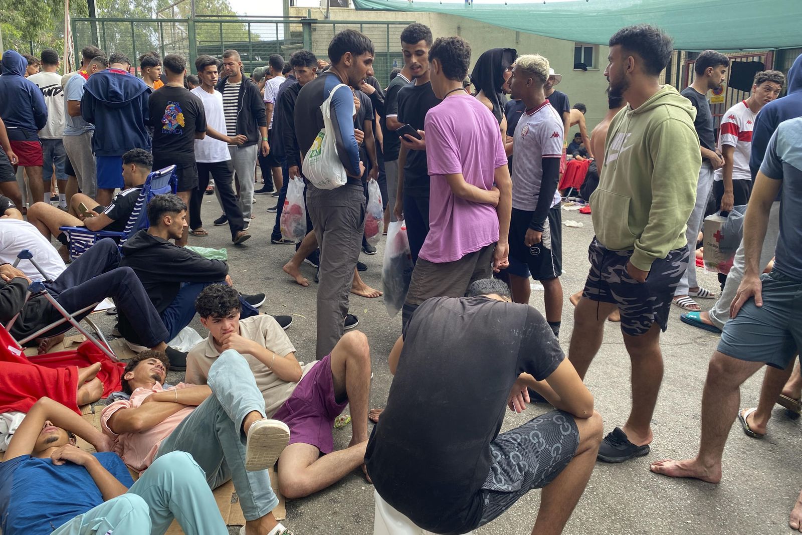 Migrantes a las puertas del Ceti de Ceuta