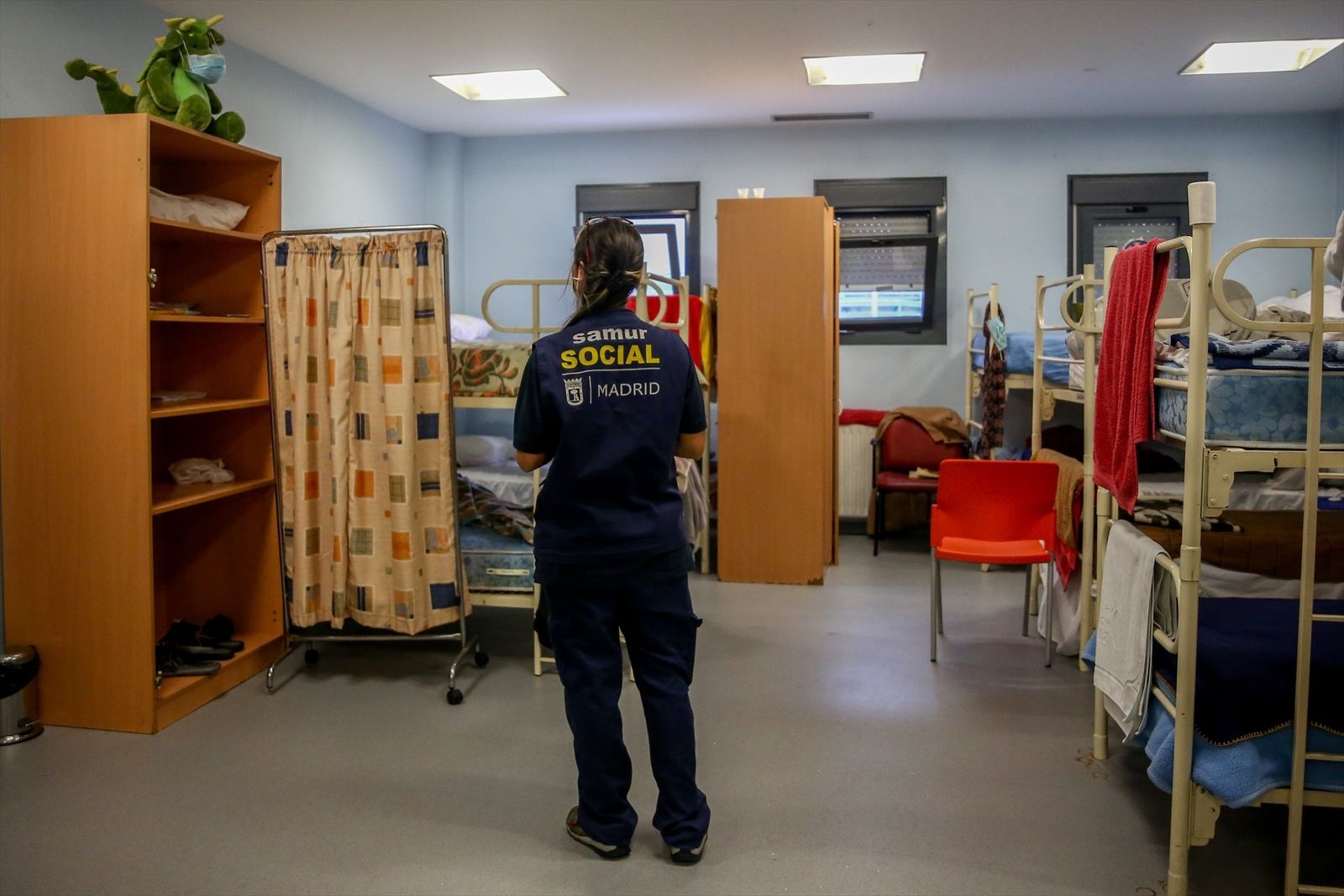 Una mujer de SAMUR Social en una de las habitaciones dispuestas para sintecho en el centro Pinar de San José
