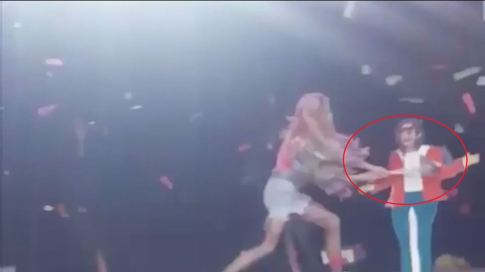 Show en Ripollet donde se golpeaba una figura de Ayuso