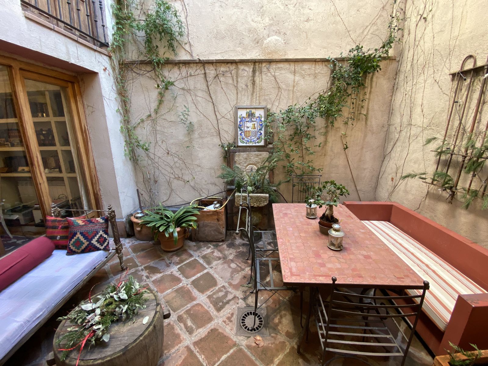 Y por supuesto, como toda casa británica, tiene su acogedor patio inglés. ¡Todo un lujo!
