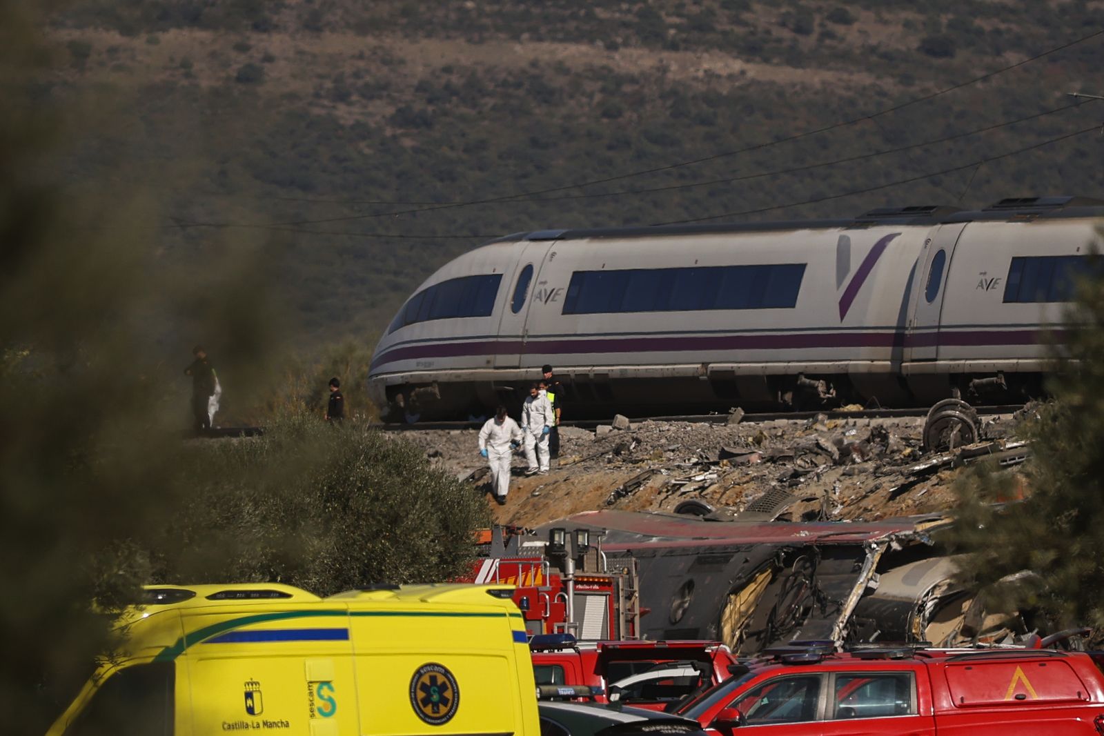 Los servicios de emergencias trabajan en el lugar del accidente de tren en Urda (Toledo)