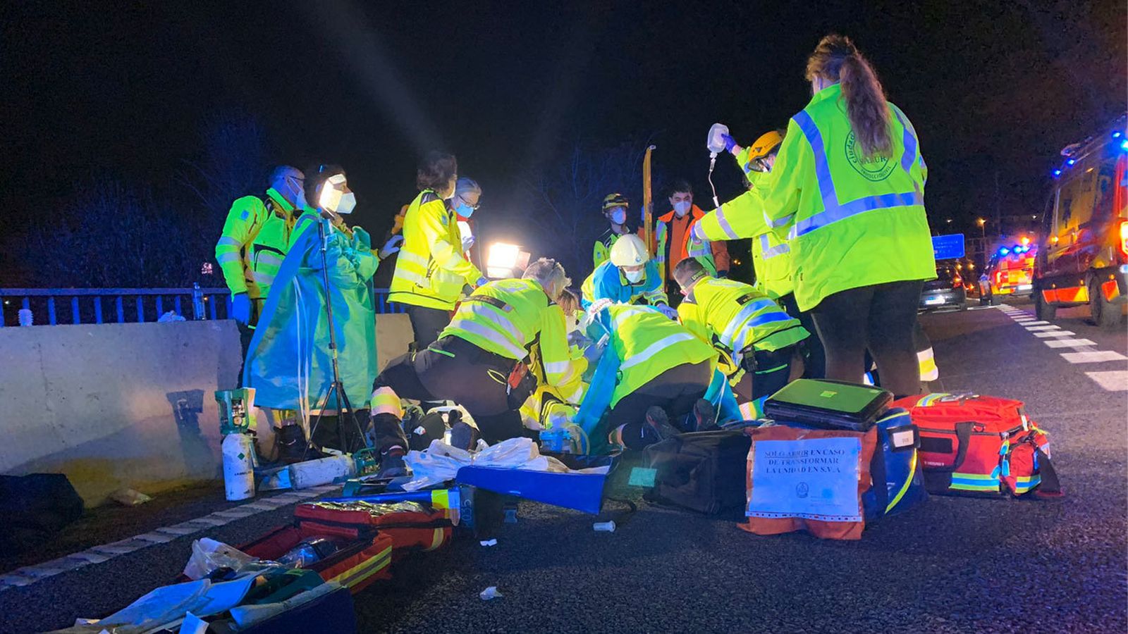 Un equipo del Samur-Protección Civil atiende al motorista accidentado