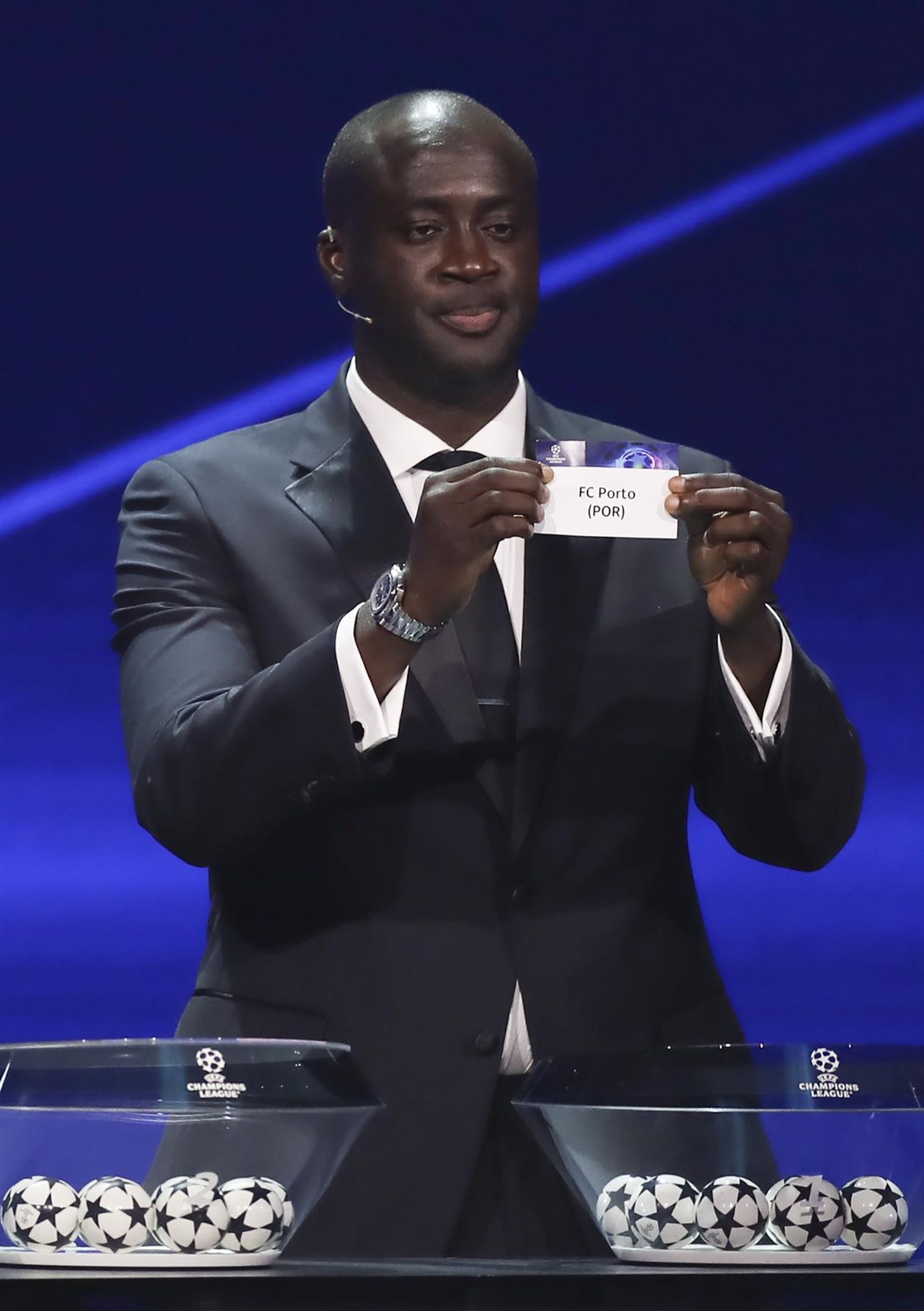Toure Yaya mostrando el cartel del Oporto