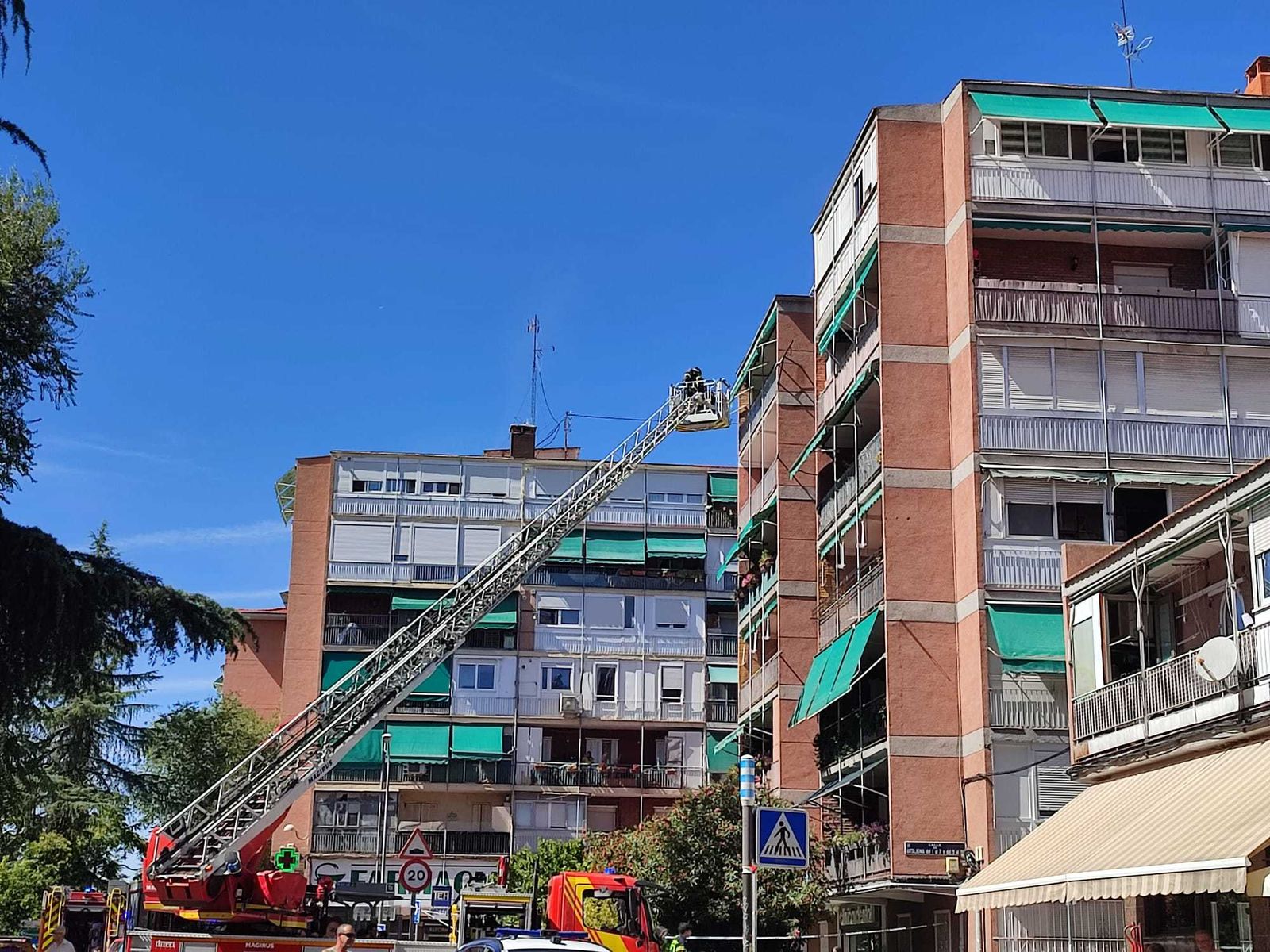 Los bomberos actúan en un incendio en la calle Artajona