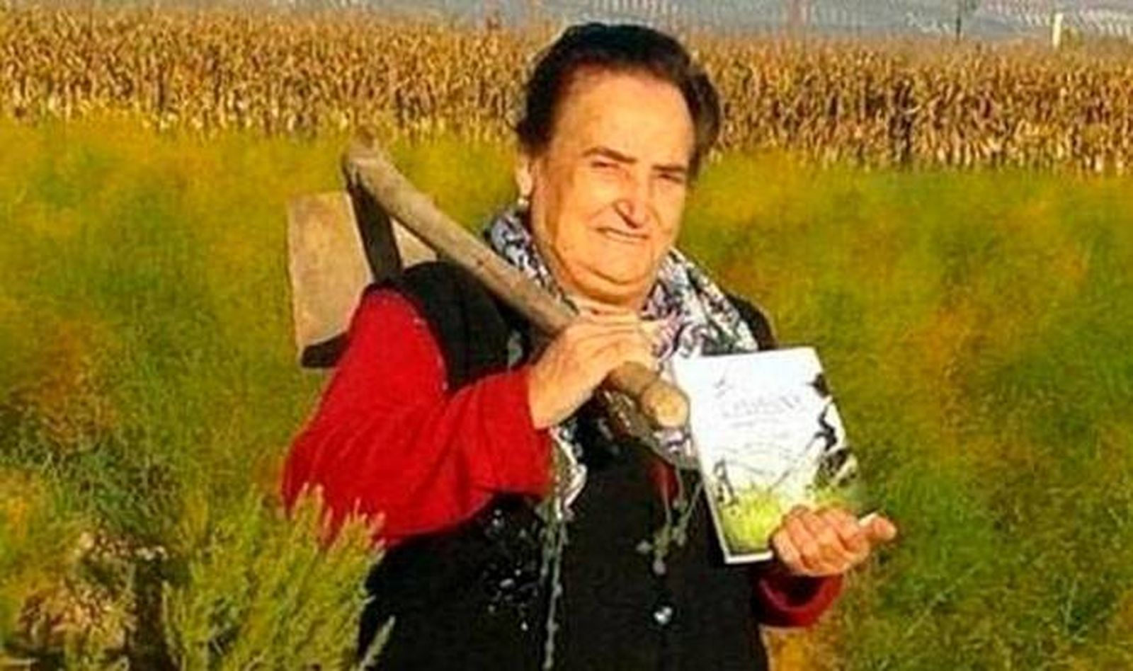 Jacinta Ortiz Mesa, 'La Tilli', con su libro y la azada