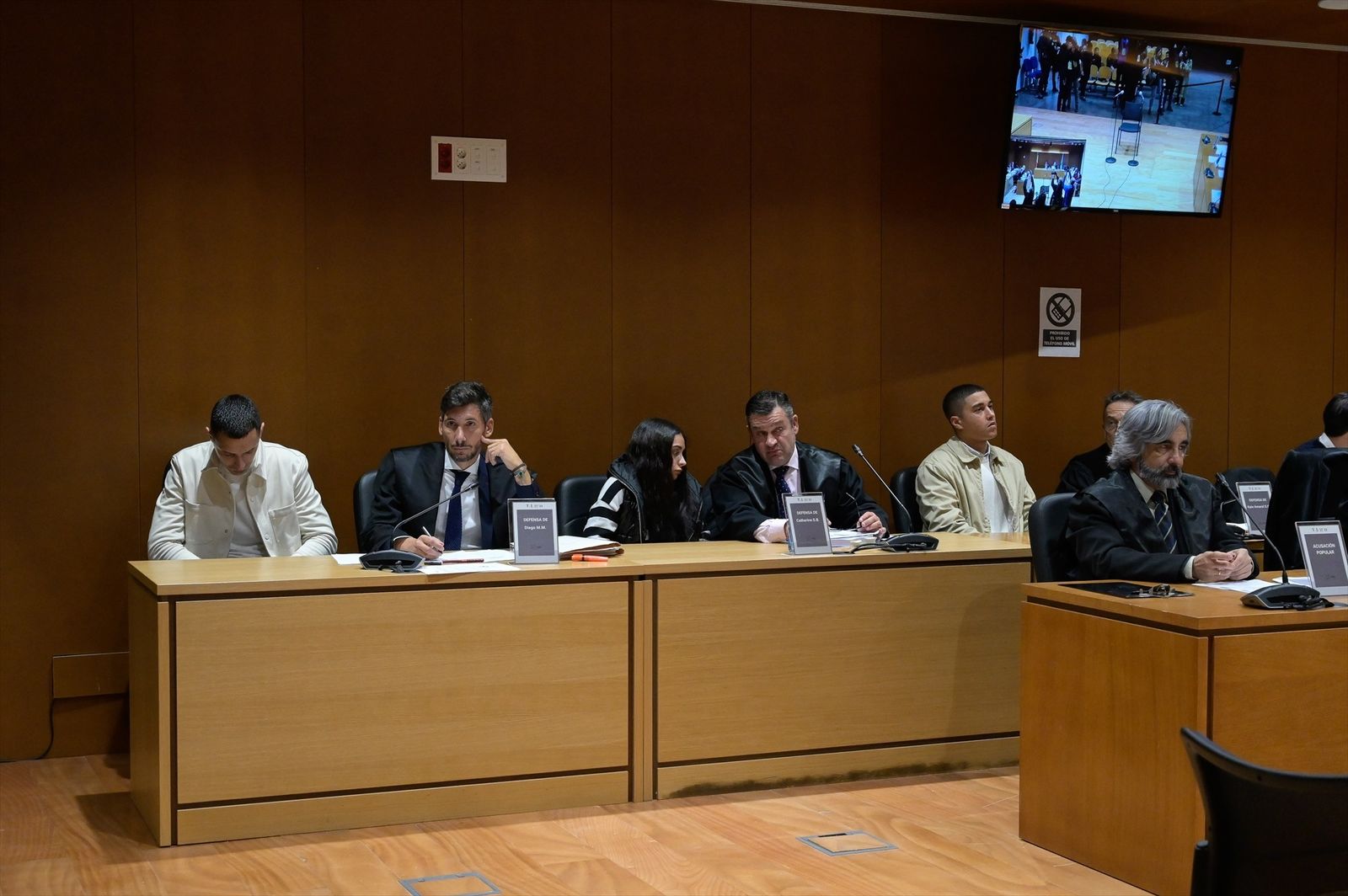 Los acusados Diego Montaña, Catherine Silva y  Kaio A.S.C, entre sus abogados, en el juicio por el asesinato de Samuel Luiz