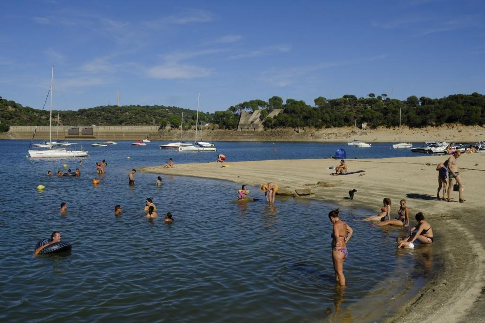 PANTANO DE SAN JUAN. DÓNDE: Siguiendo la carretera M-501. San Martín de Valdeiglesias a 70 kilómetros al sur de Madrid. TARIFAS: Gratis. Varios aparcamientos gratuitos. CARACTERÍSTICAS: Hay restaurantes y kioscos donde comprar bebidas cerca de los 14 km. de playa que forma este embalse y en las que está permitido el baño. Se puede practicar deportes náuticos como vela y windsurf.