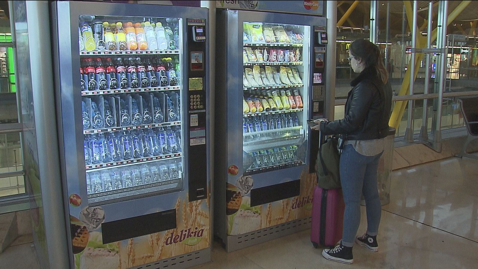 AENA exigirá agua embotellada a 1 euro en 19 de sus aeropuertos