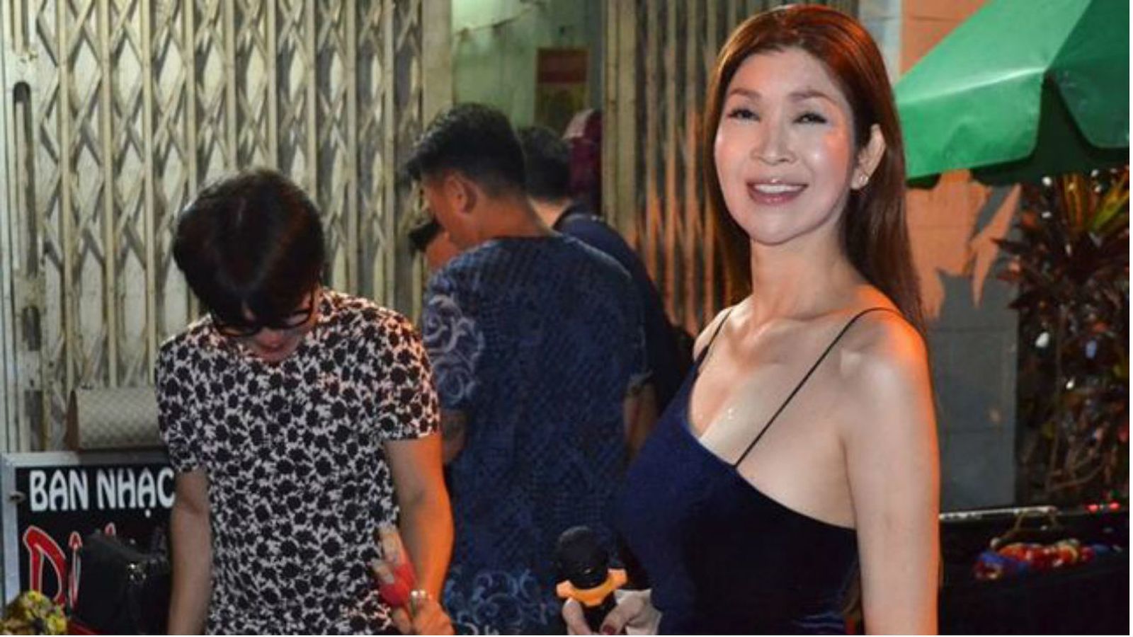 Espectáculos de música y baile ofrecidos por grupos de transexuales en los funerales de Vietnam