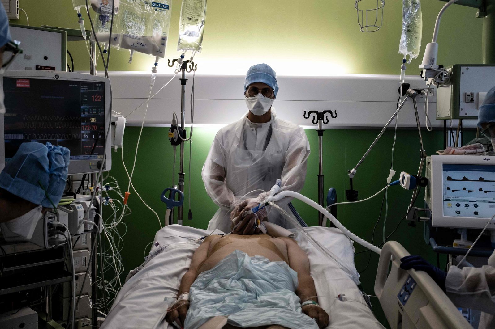 Un médico atiende a un enfermo de coronavirus en el Hospital de Lyon Sur